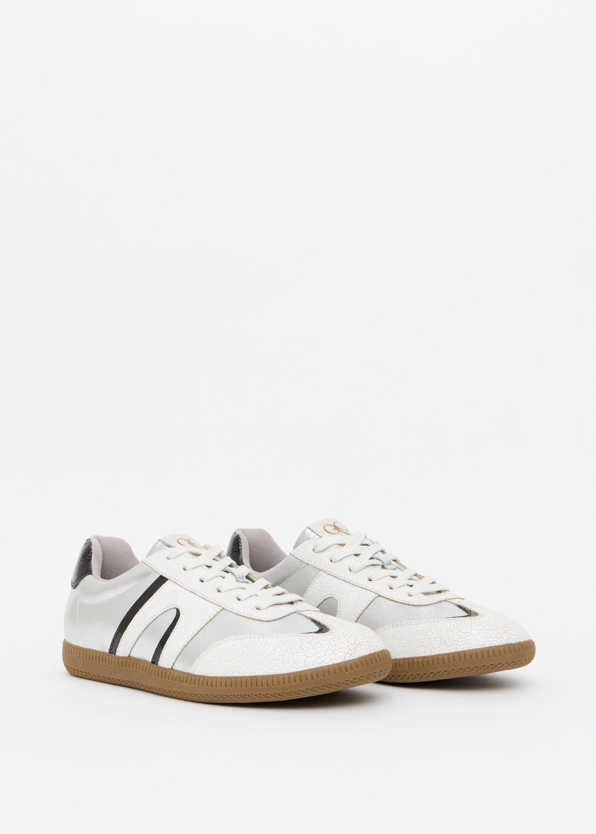 Tenis retro camurca crinkle off white painel prata solado goma Onça Preta

