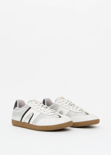 Tenis retro camurca crinkle off white painel prata solado goma Onça Preta

