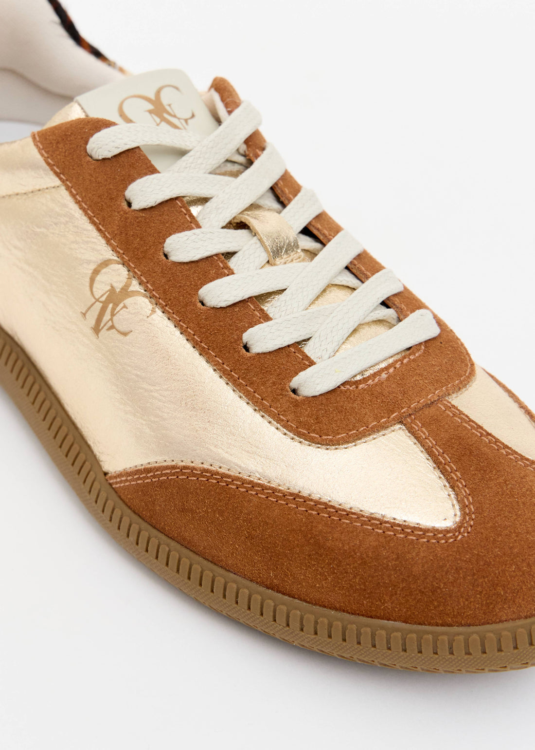 Tenis retro camurca caramelo couro metalizado dourado animal print Onça Preta