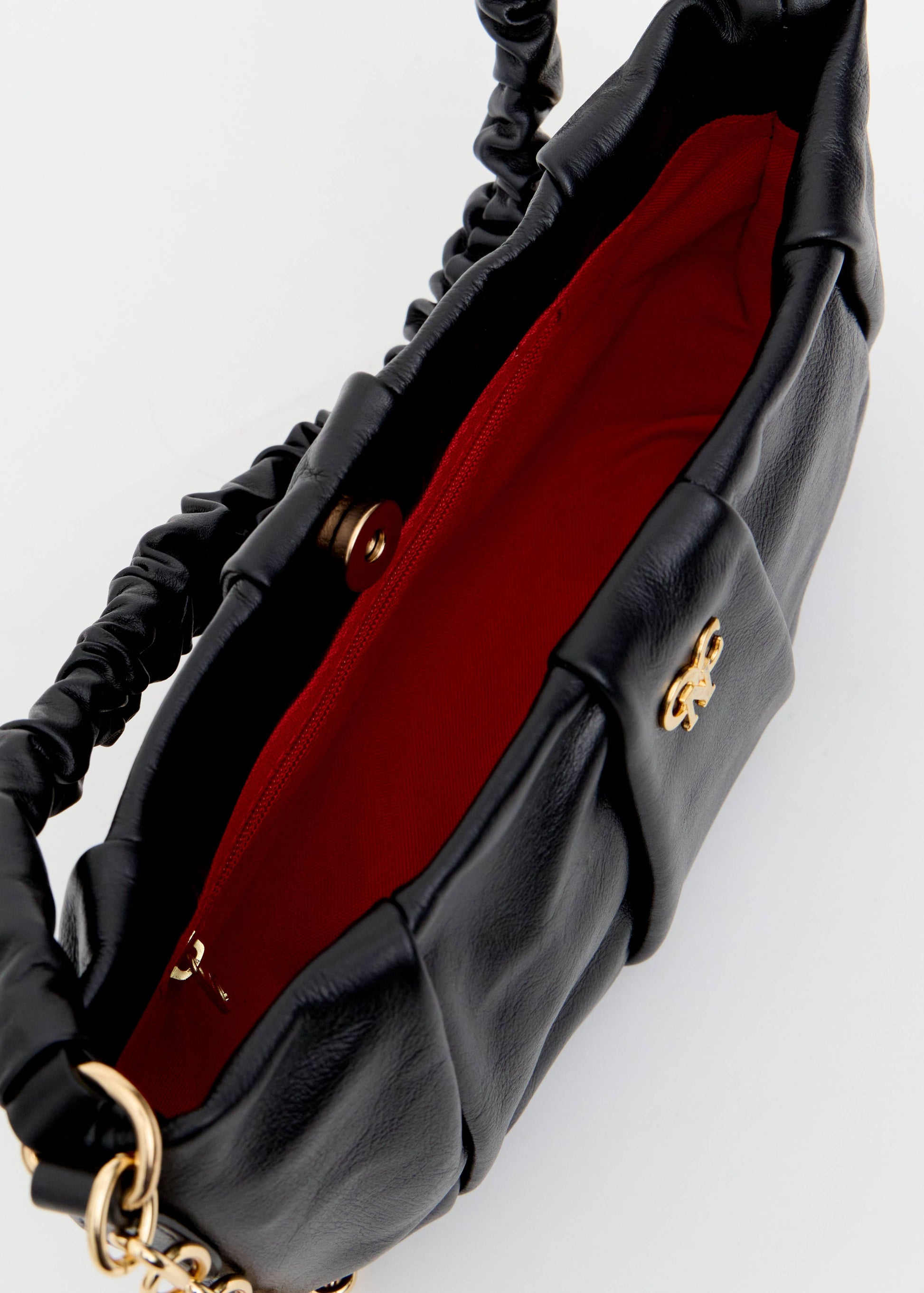 Interior bolsa franzida preta forro vermelho logo dourado Onça Preta