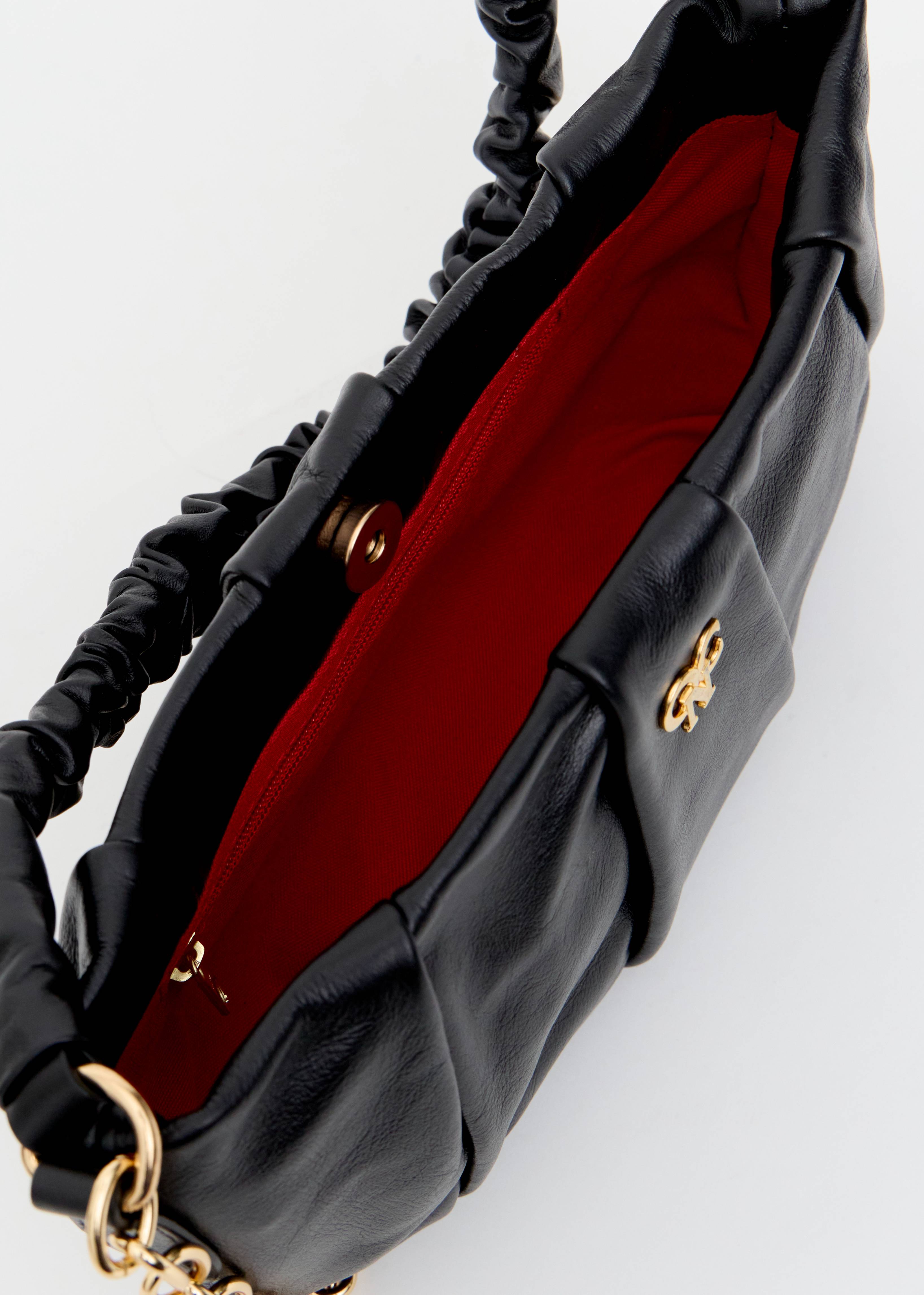 Interior bolsa franzida preta forro vermelho logo dourado Onça Preta