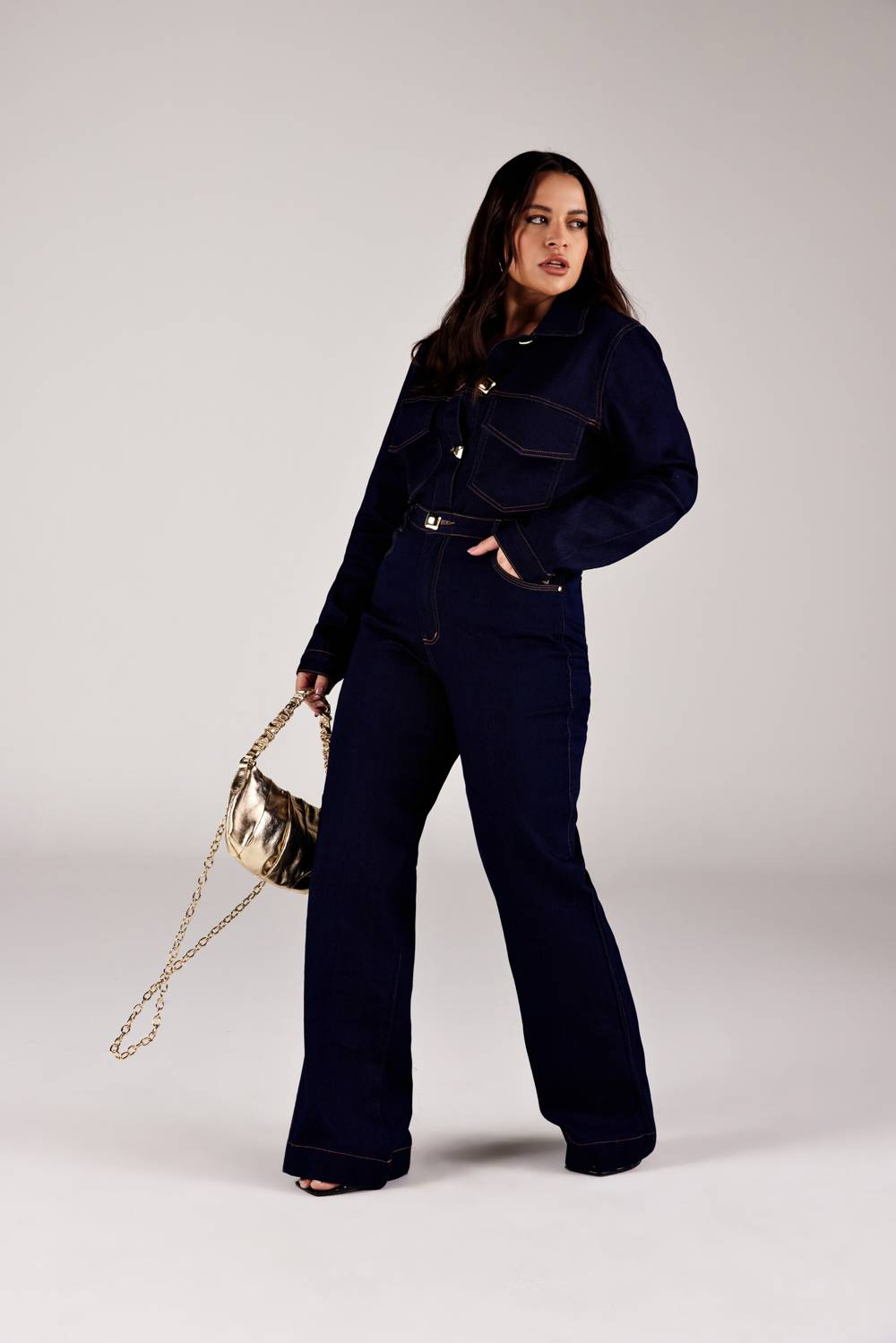 Bolsa feminina franzida ouro corrente dourada look jeans Onça Preta