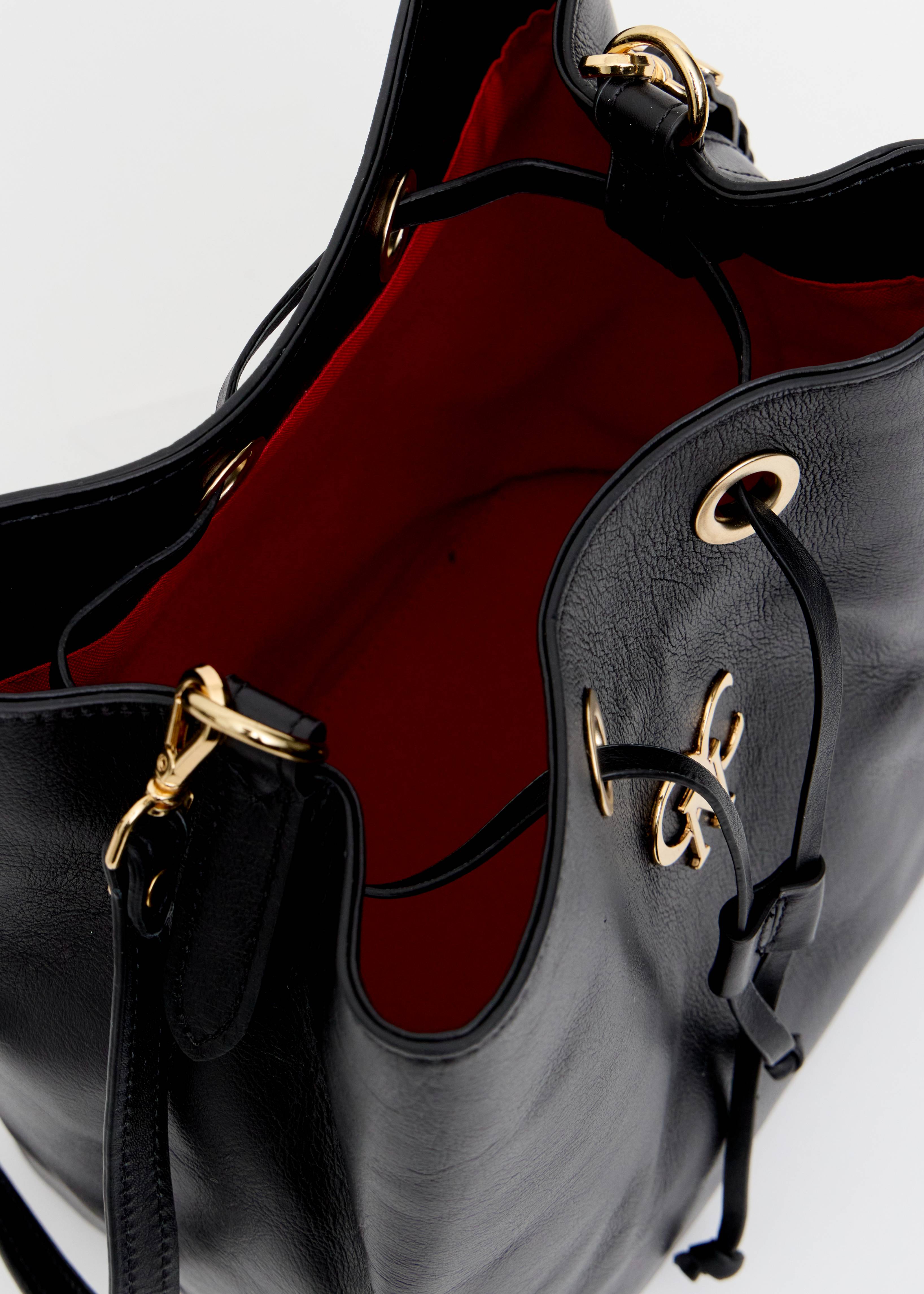 Interior bolsa bucket preta forro vermelho ilhos dourados Onça Preta