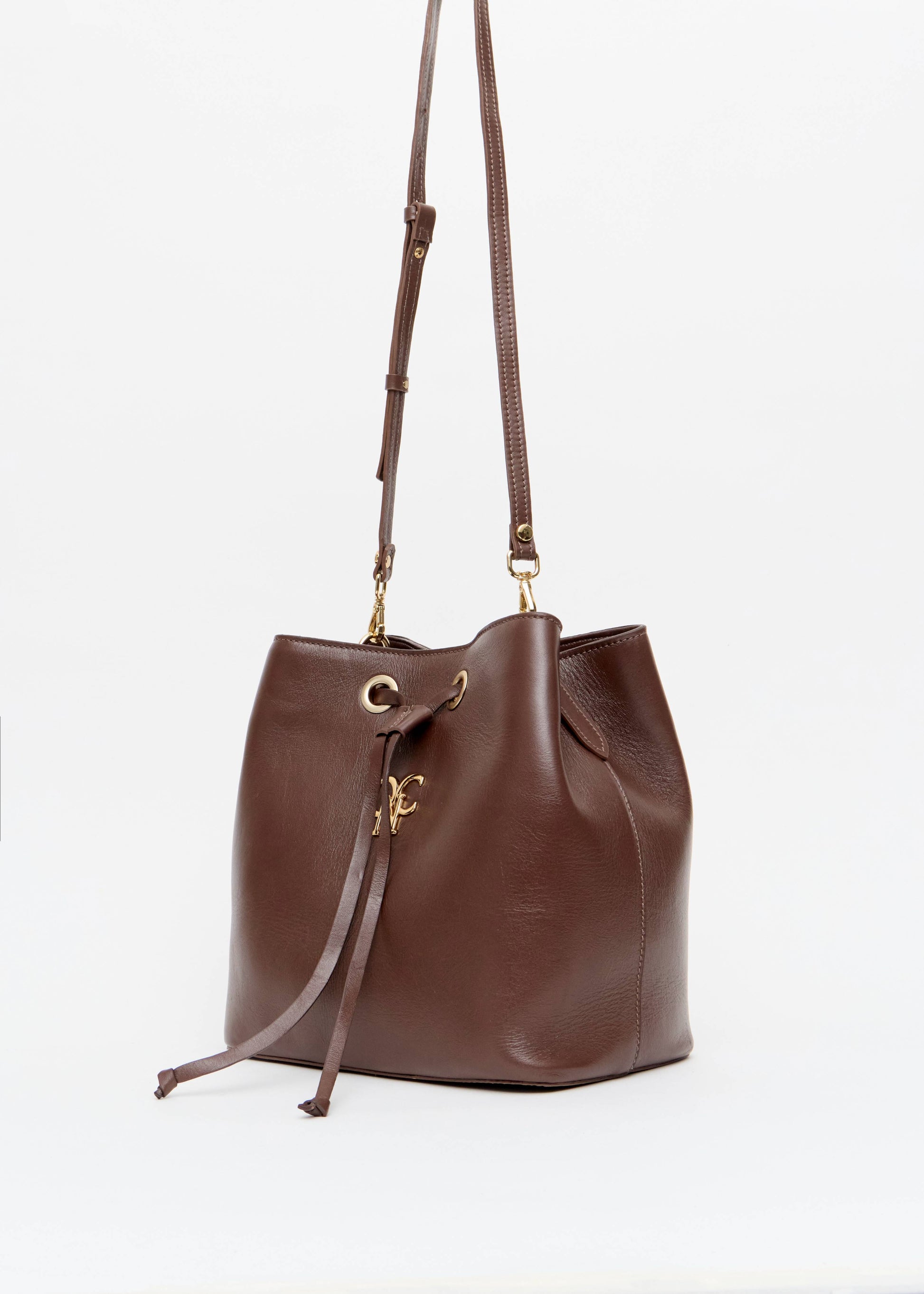 Bolsa bucket marrom com necessaire monograma OP dourado Onça Preta