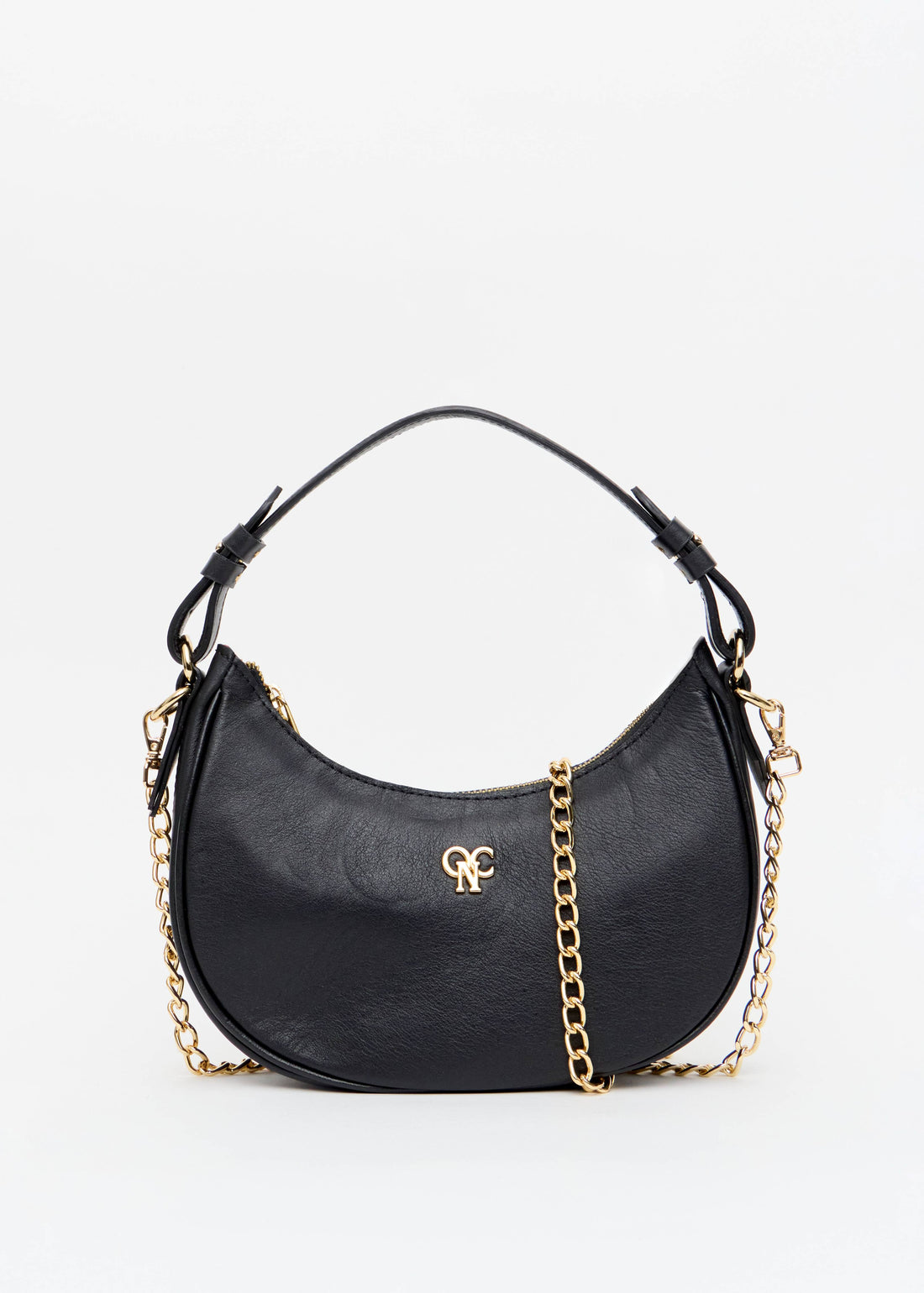 Bolsa meia lua preta alca corrente dourada look casual Onça Preta