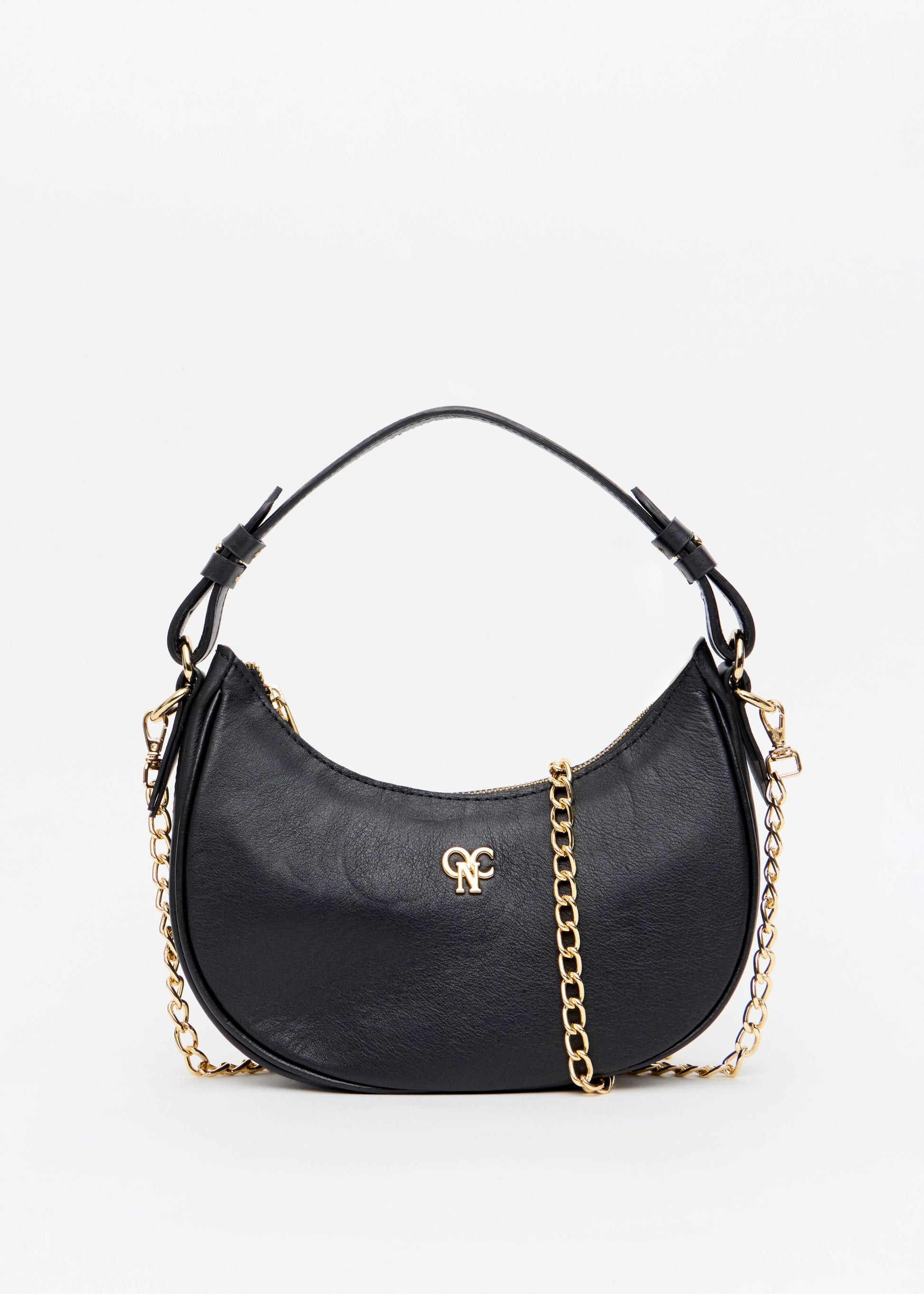 Bolsa meia lua preta alca corrente dourada look casual Onça Preta