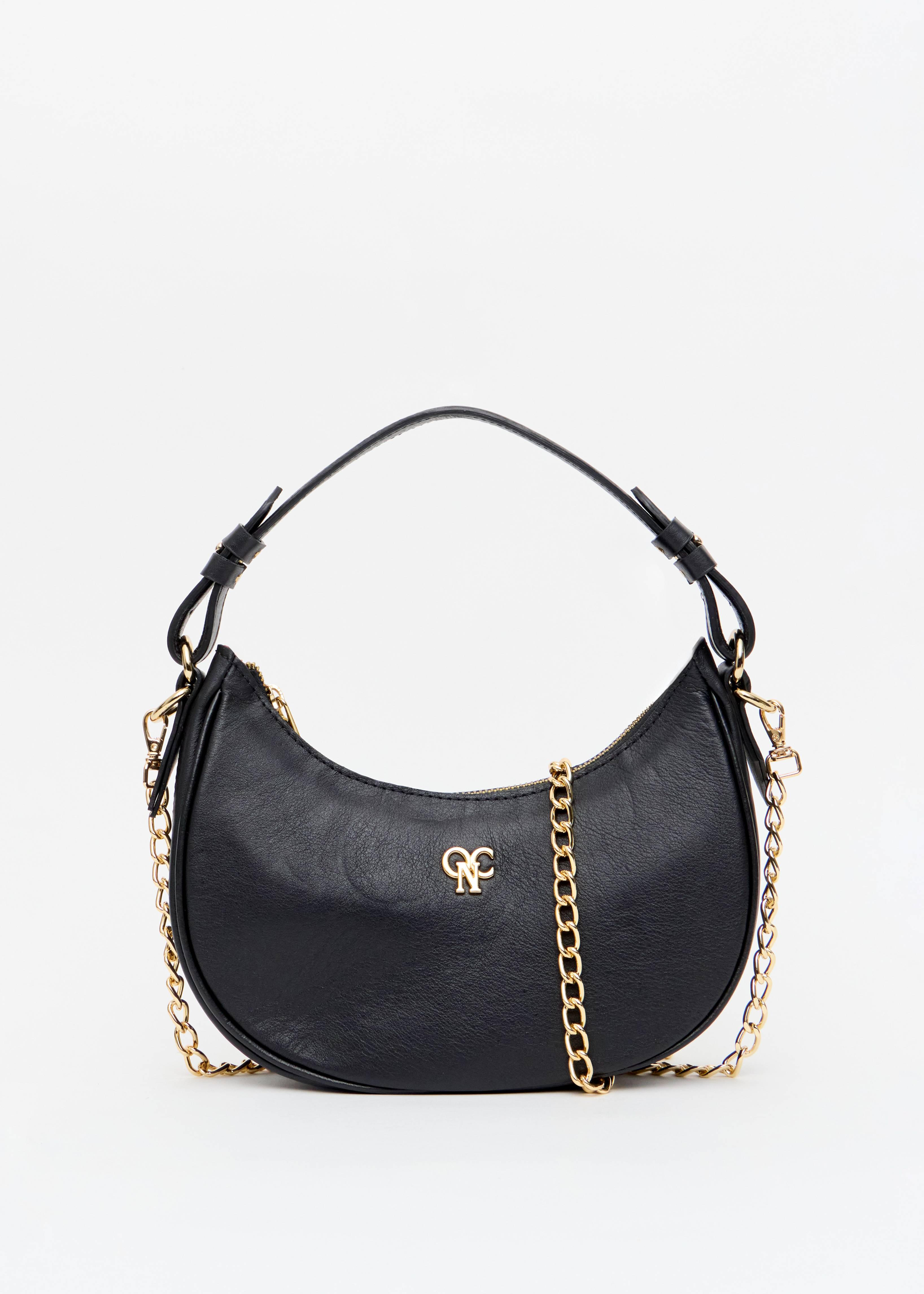 Bolsa meia lua preta alca corrente dourada look casual Onça Preta