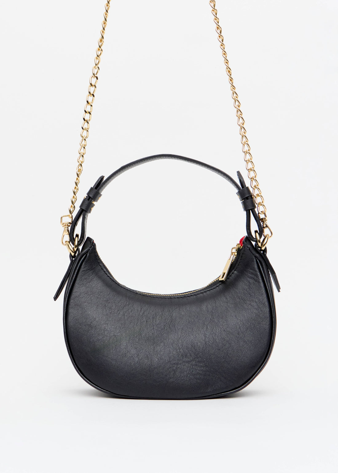Bolsa meia lua preta alca corrente dourada look casual Onça Preta