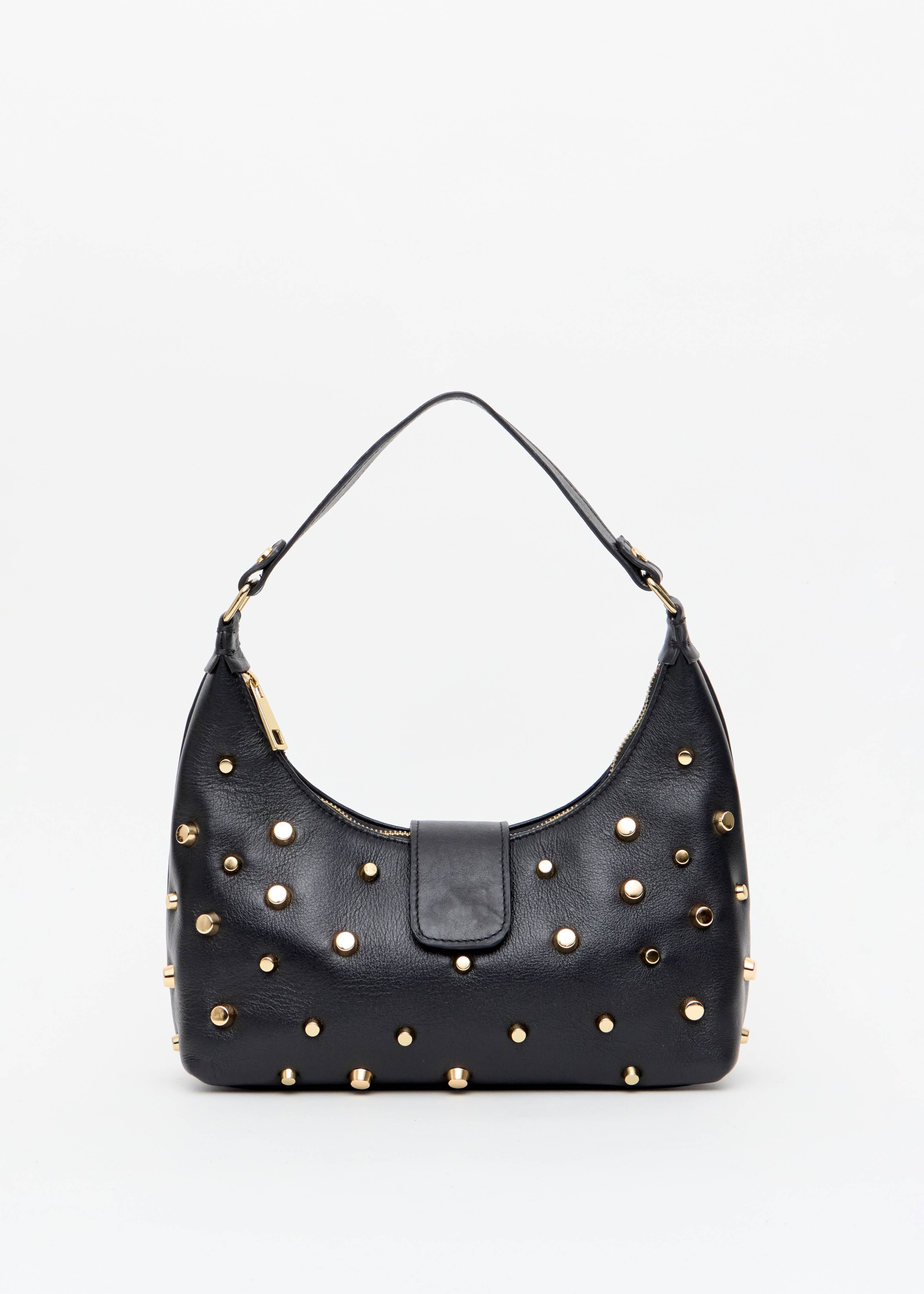 Bolsa meia lua areia tachas douradas look jeans Onça Preta