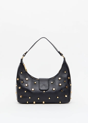Bolsa meia lua areia tachas douradas look jeans Onça Preta