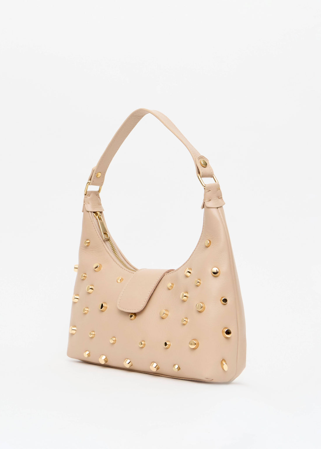 Bolsa meia lua preta com tachas douradas look calca Onça Preta