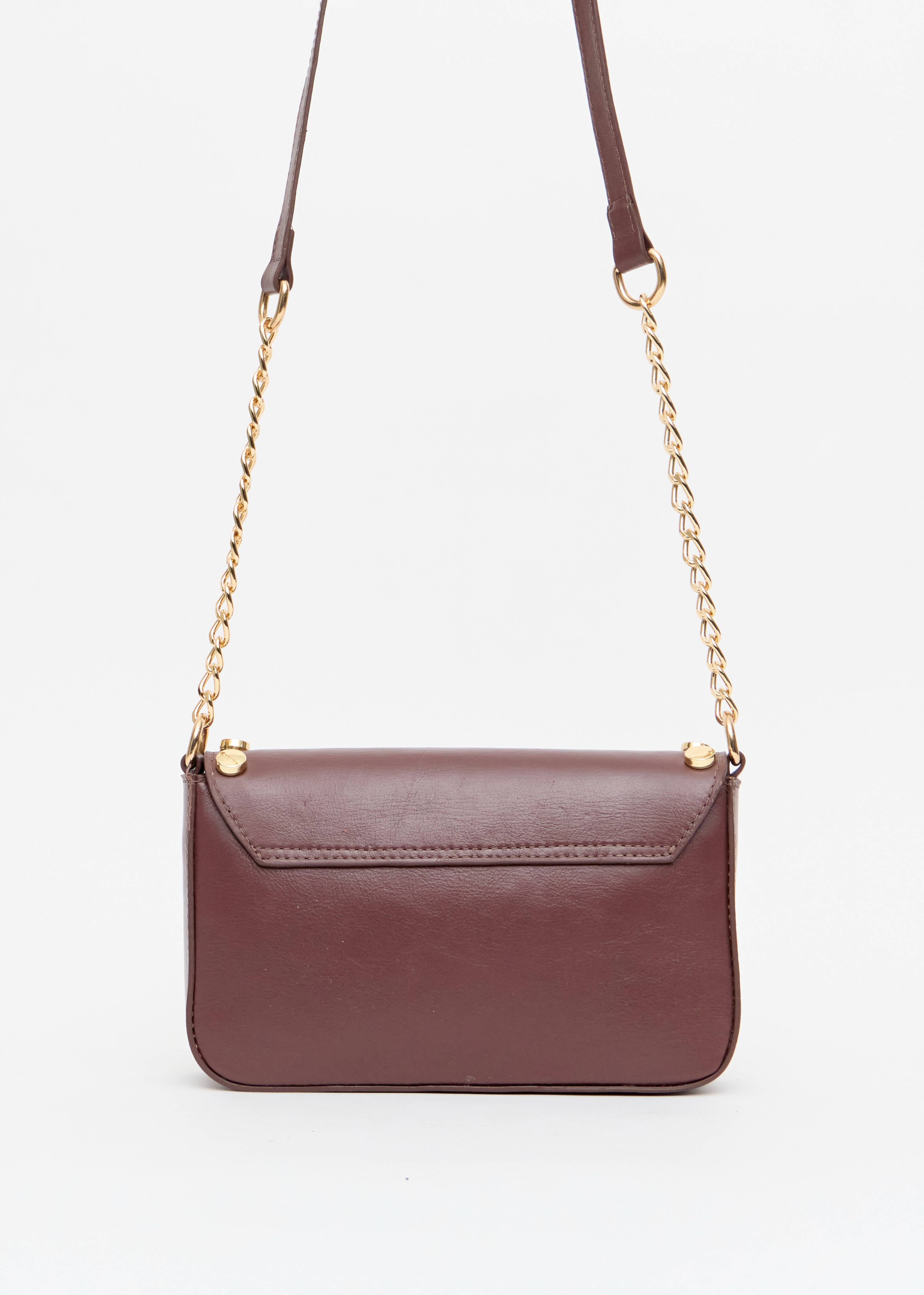 Bolsa envelope vinho aba V tachas douradas corrente monograma OP Onça Preta