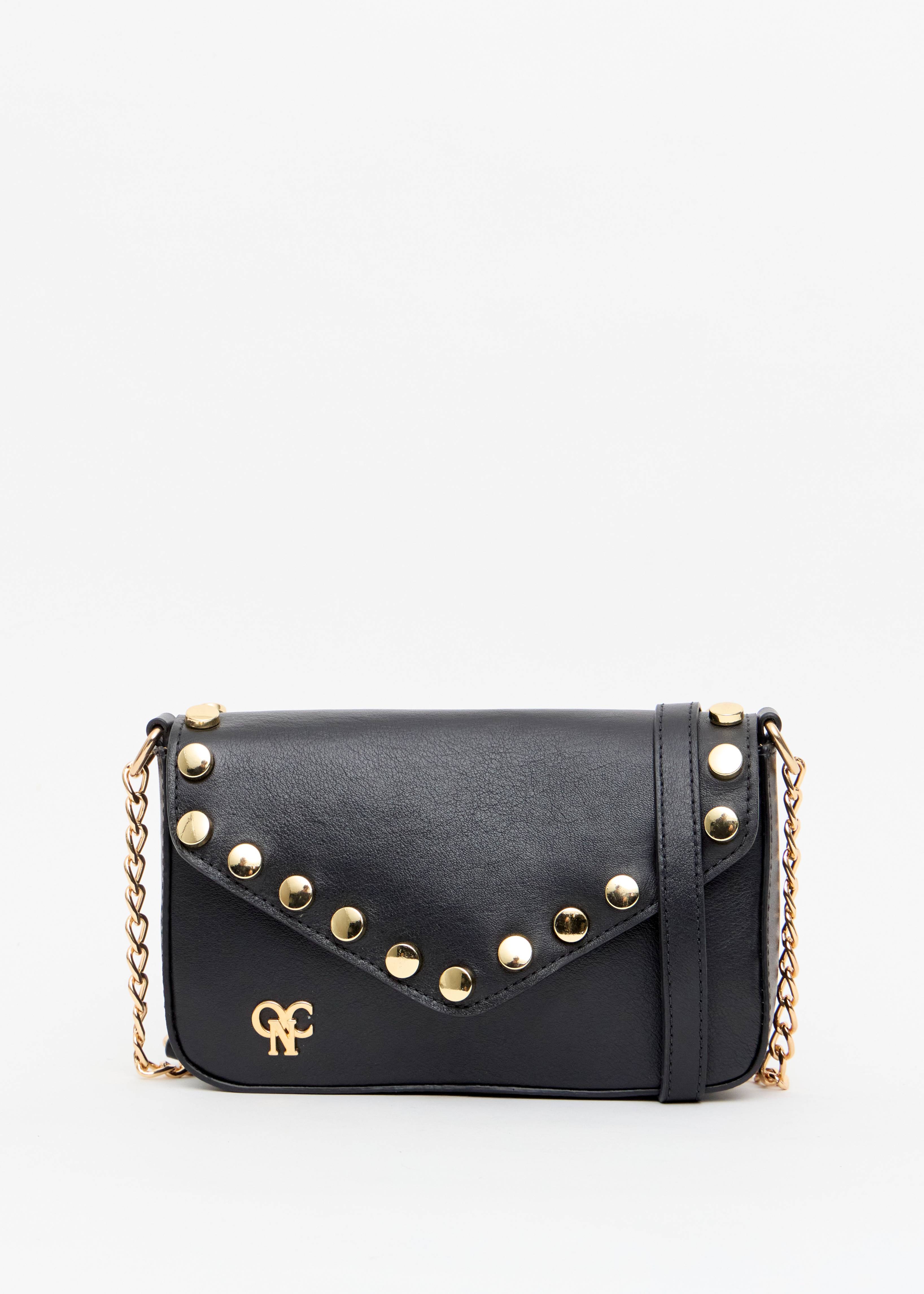 Bolsa envelope preta com tachas douradas alca couro look alfaiataria Onça Preta