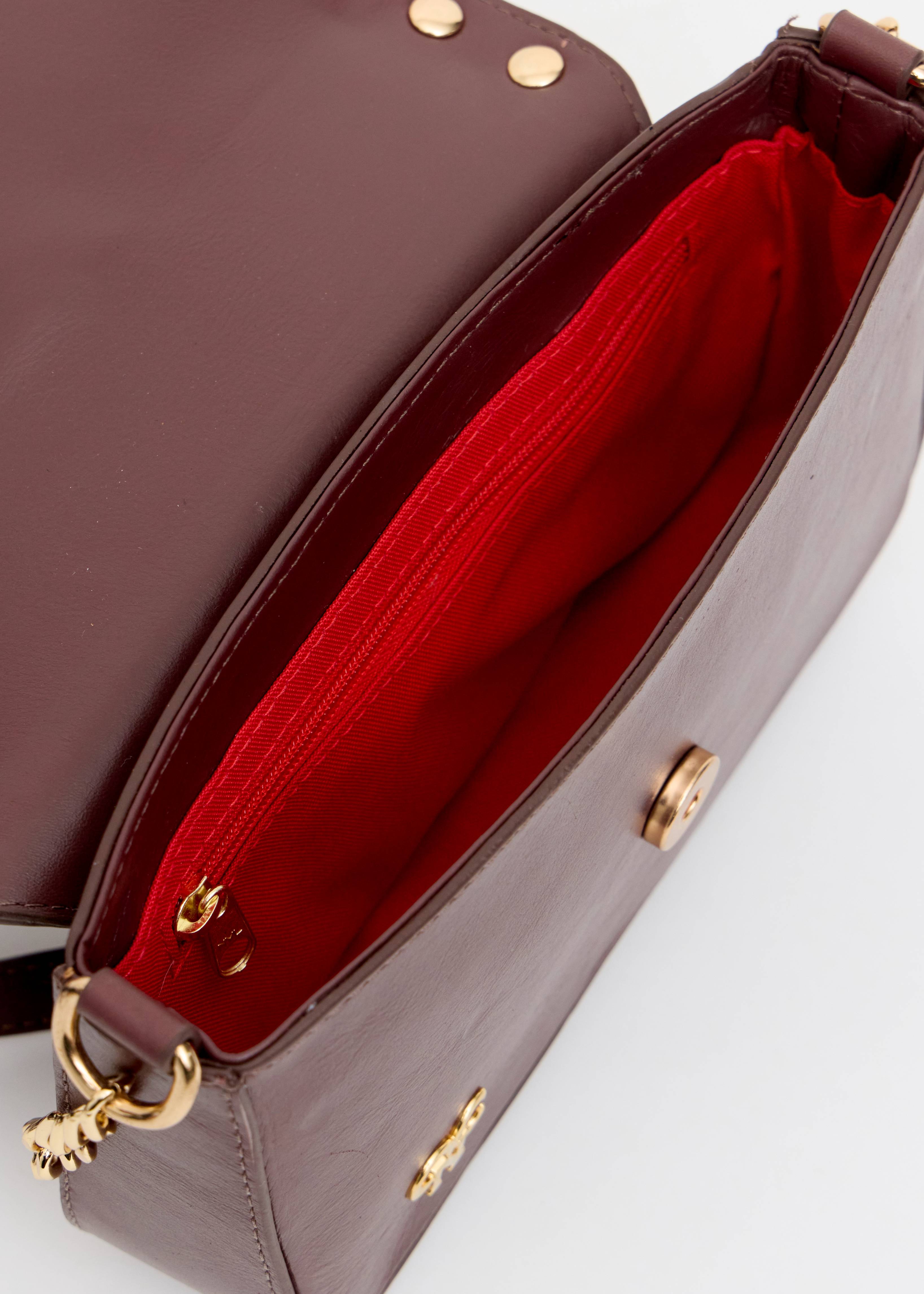 Interior bolsa envelope vinho forro vermelho ilhos dourados Onça Preta