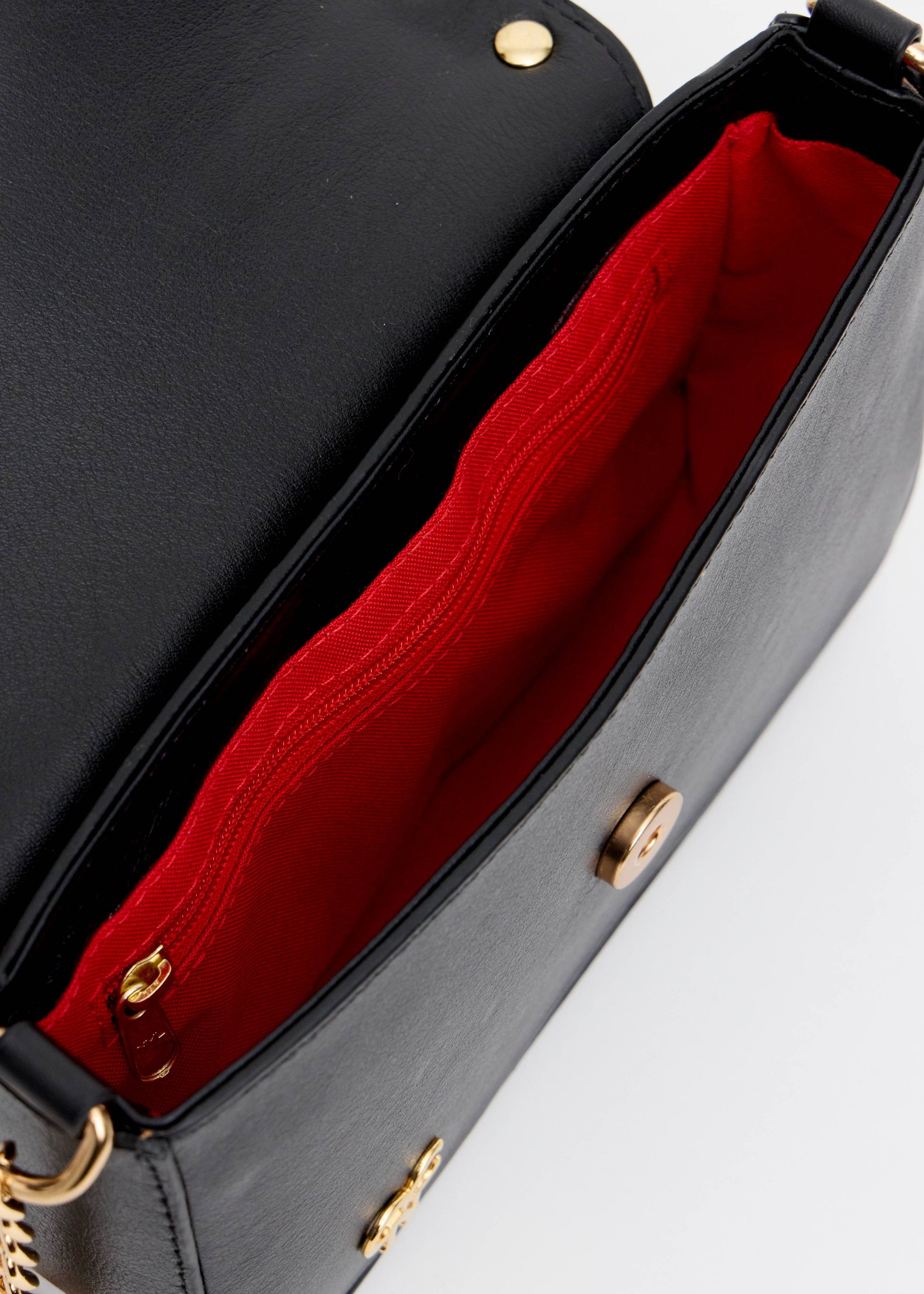 Interior bolsa envelope preta forro vermelho ilhos dourados Onça Preta