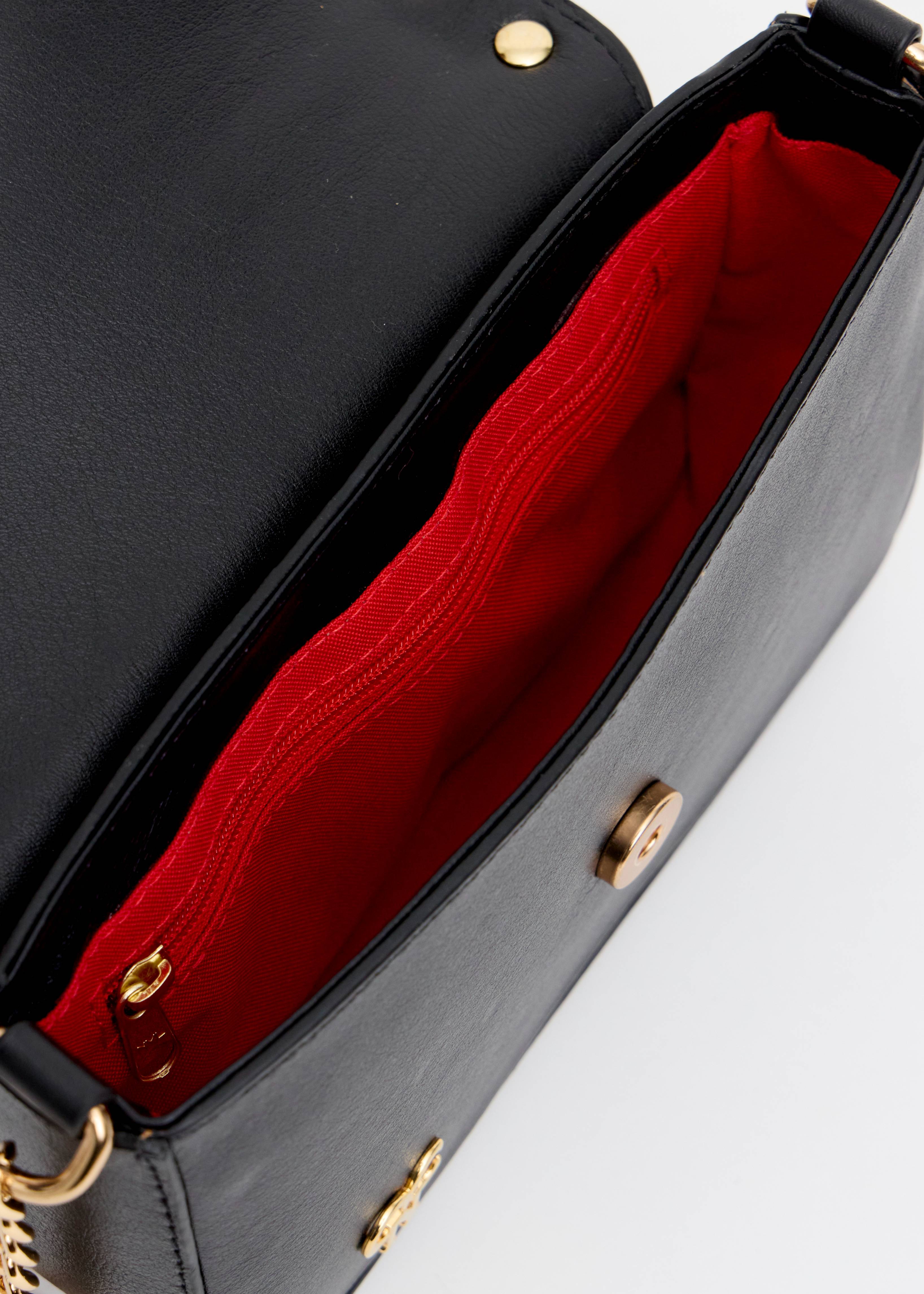 Interior bolsa envelope preta forro vermelho ilhos dourados Onça Preta