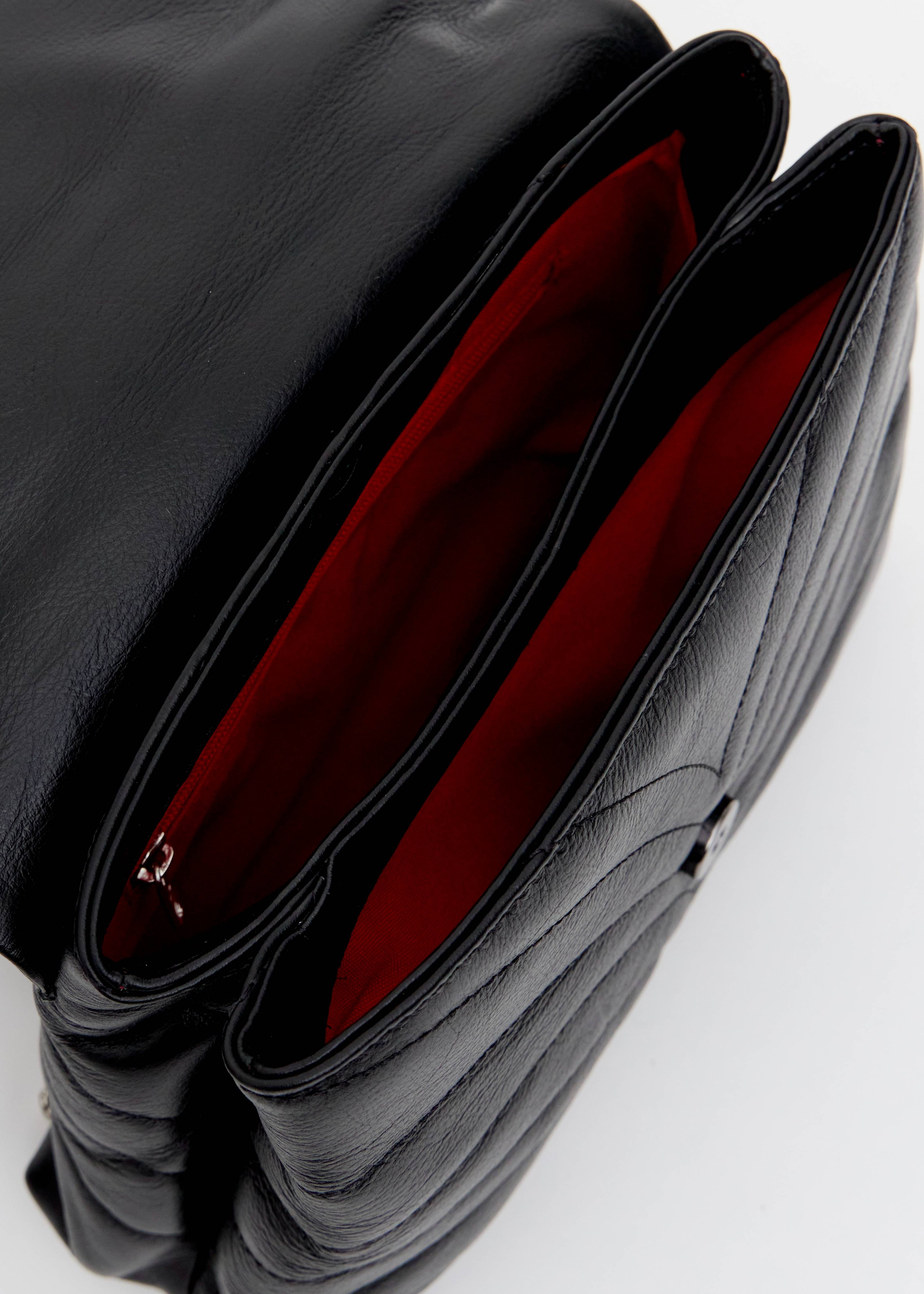 Interior bolsa envelope matelasse em V preta forro vermelho Onça Preta