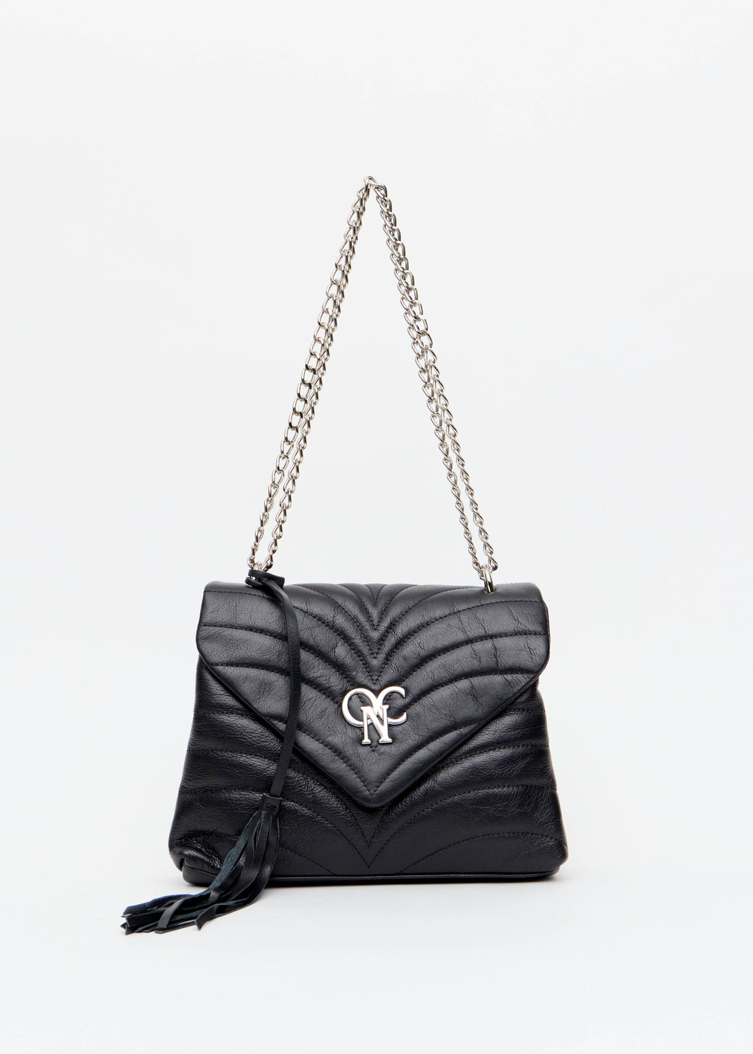 Bolsa envelope matelasse em V marrom corrente prateada look noite Onça Preta

