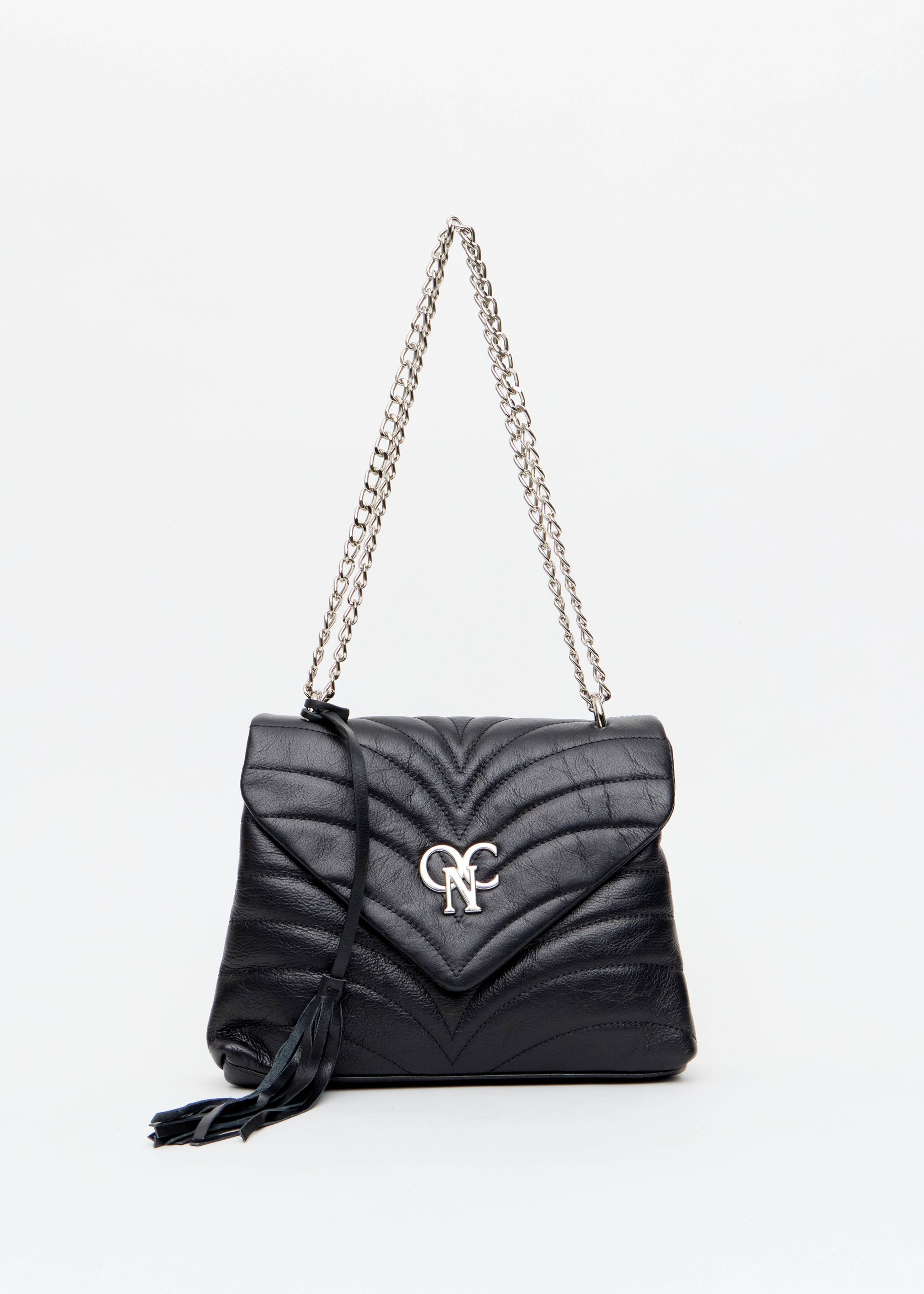 Bolsa envelope matelasse em V preta corrente prateada look noite Onça Preta