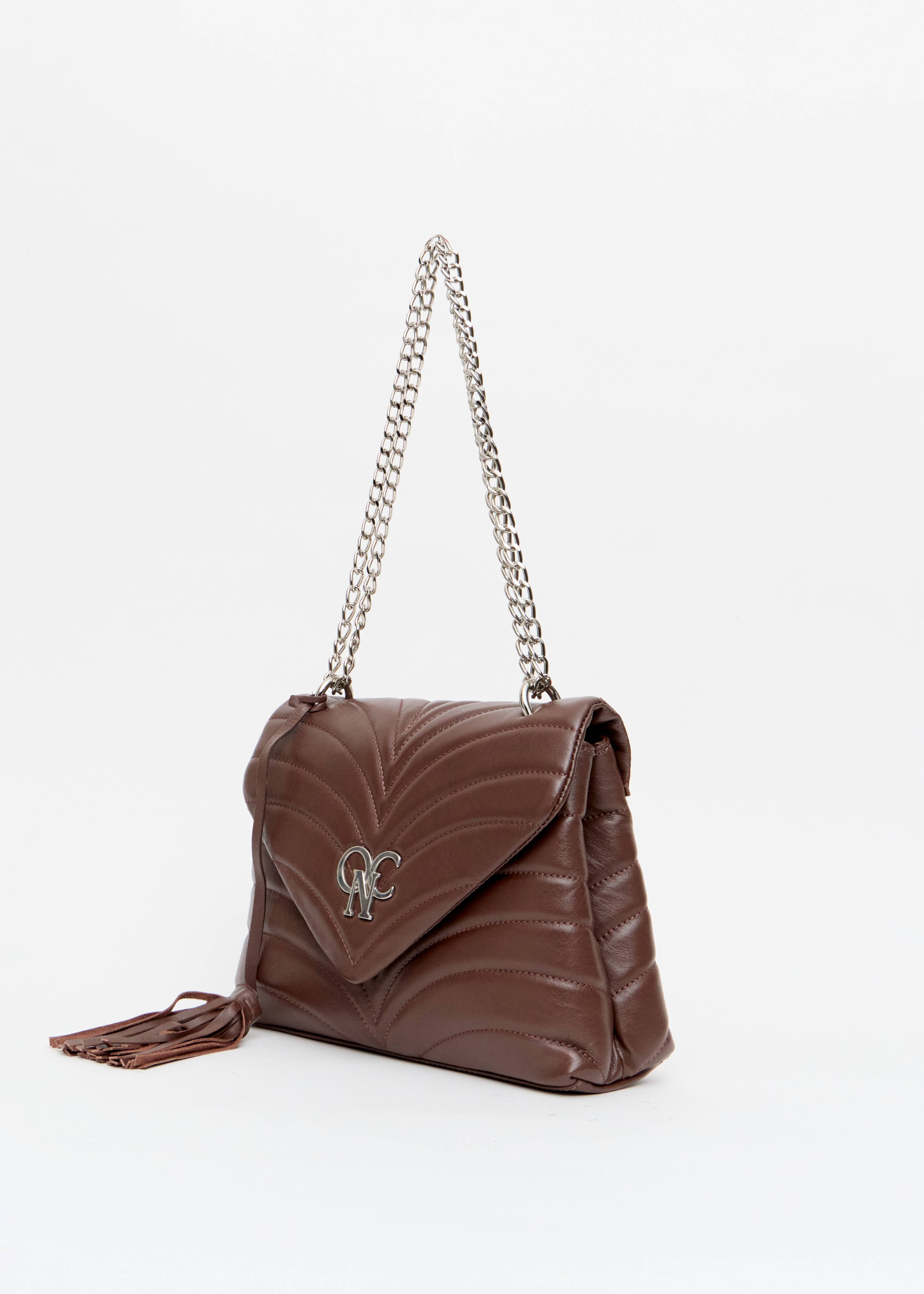Bolsa envelope matelasse em V marrom corrente prateada look noite Onça Preta