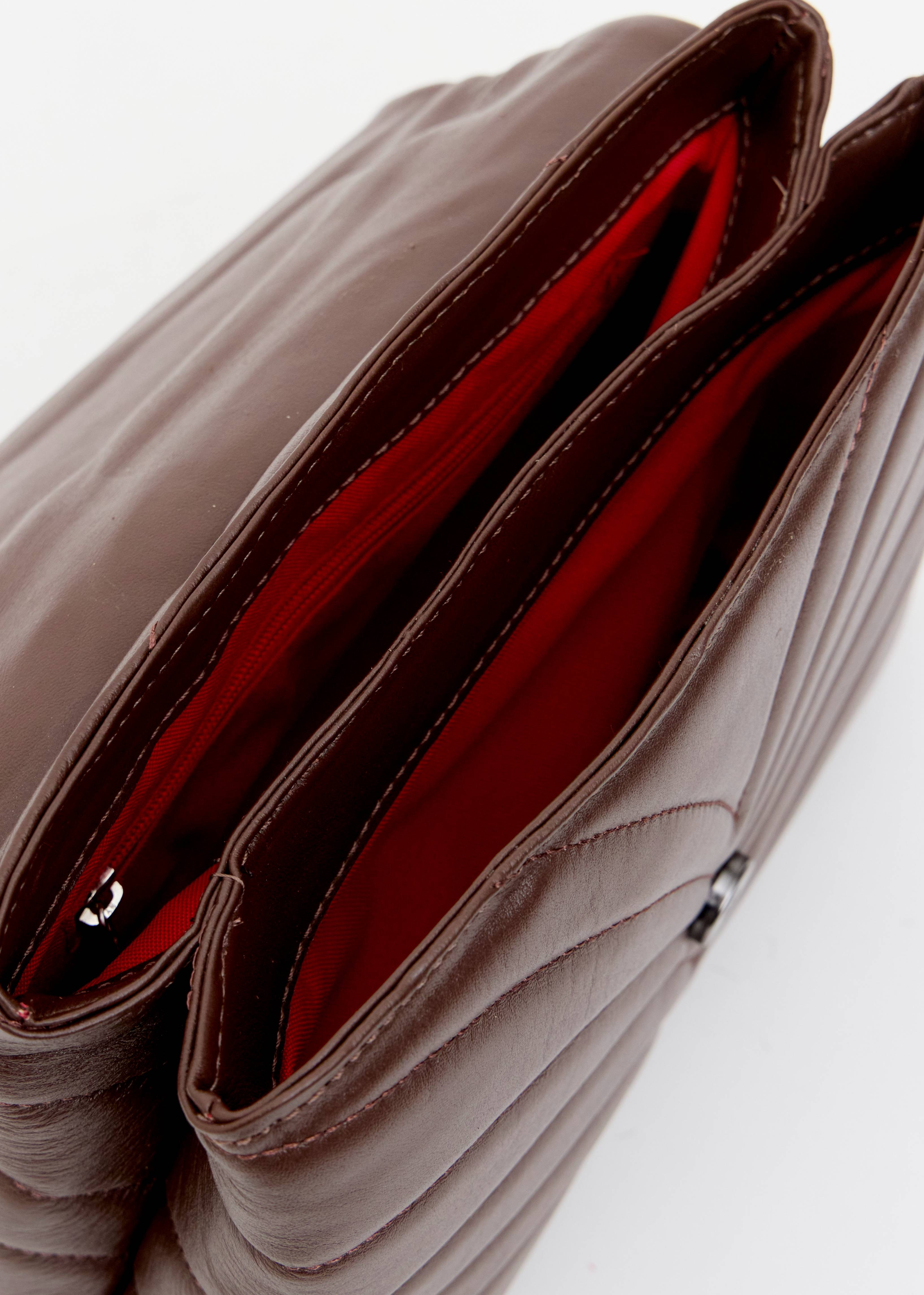 Interior bolsa envelope matelasse em V marrom forro vermelho Onça Preta

