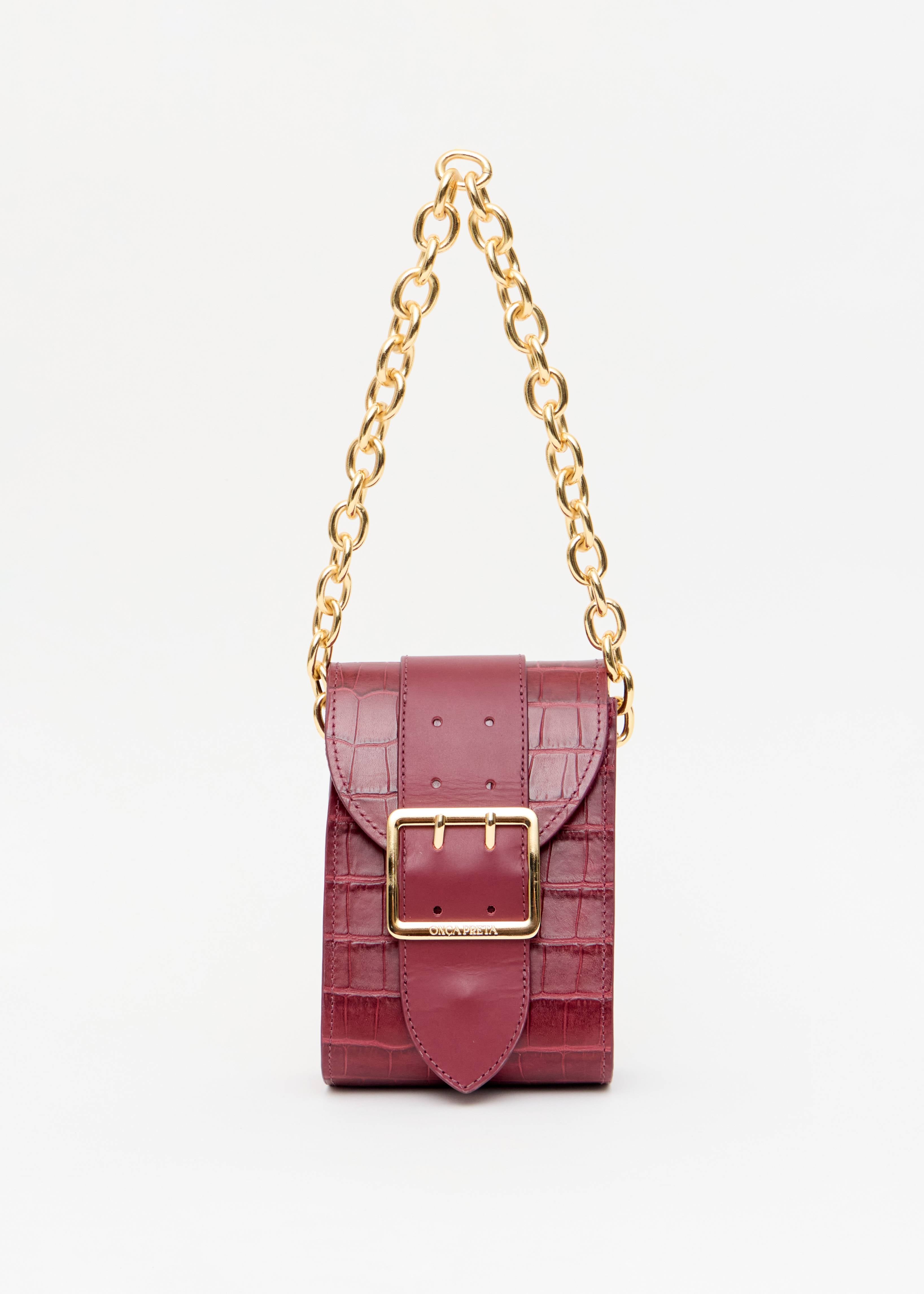 Mini bolsa croco vinho tira transversal corrente dourada Onça Preta