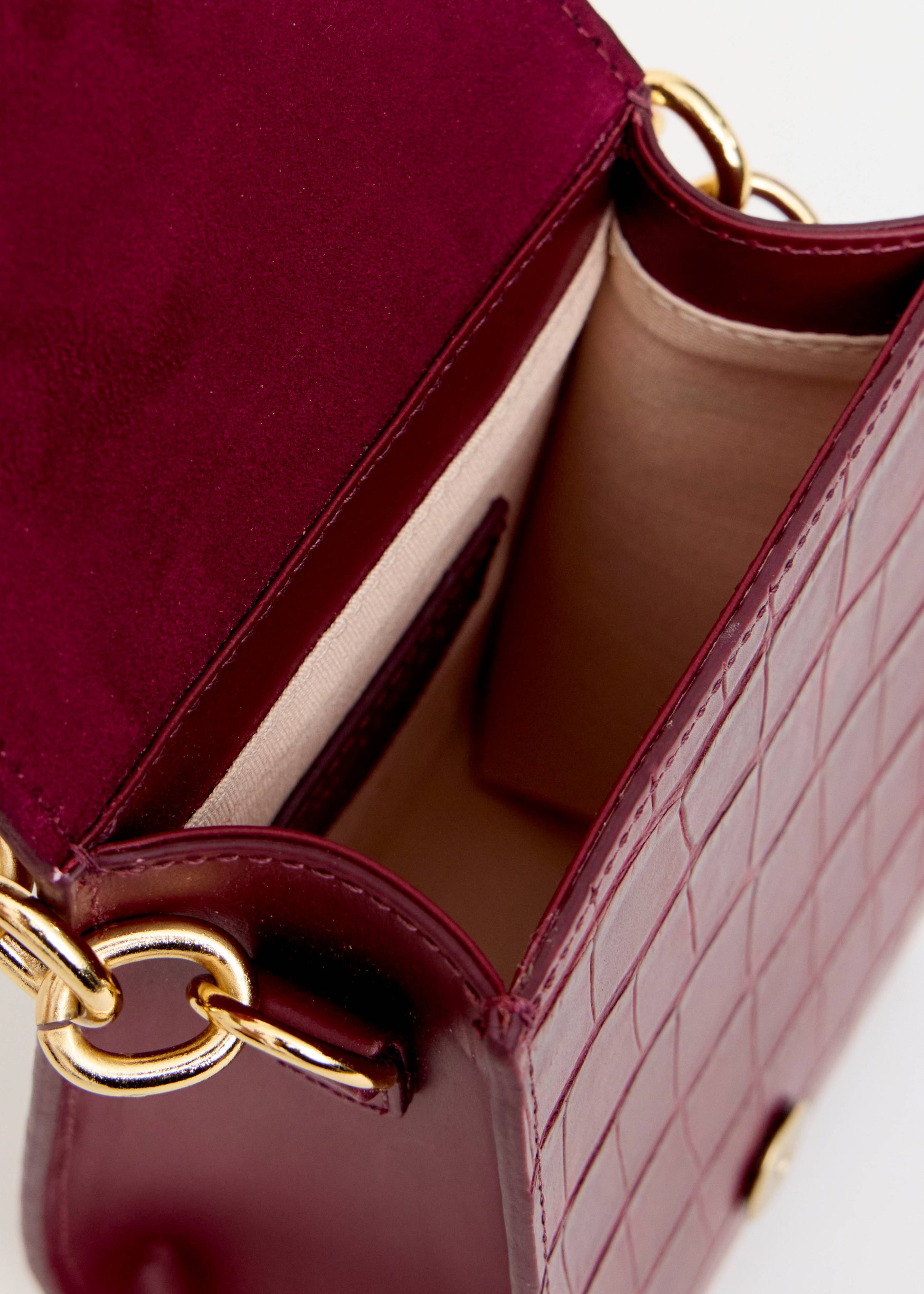 Mini bolsa croco vinho fivela oversized dourada interno inscricao Onça Preta