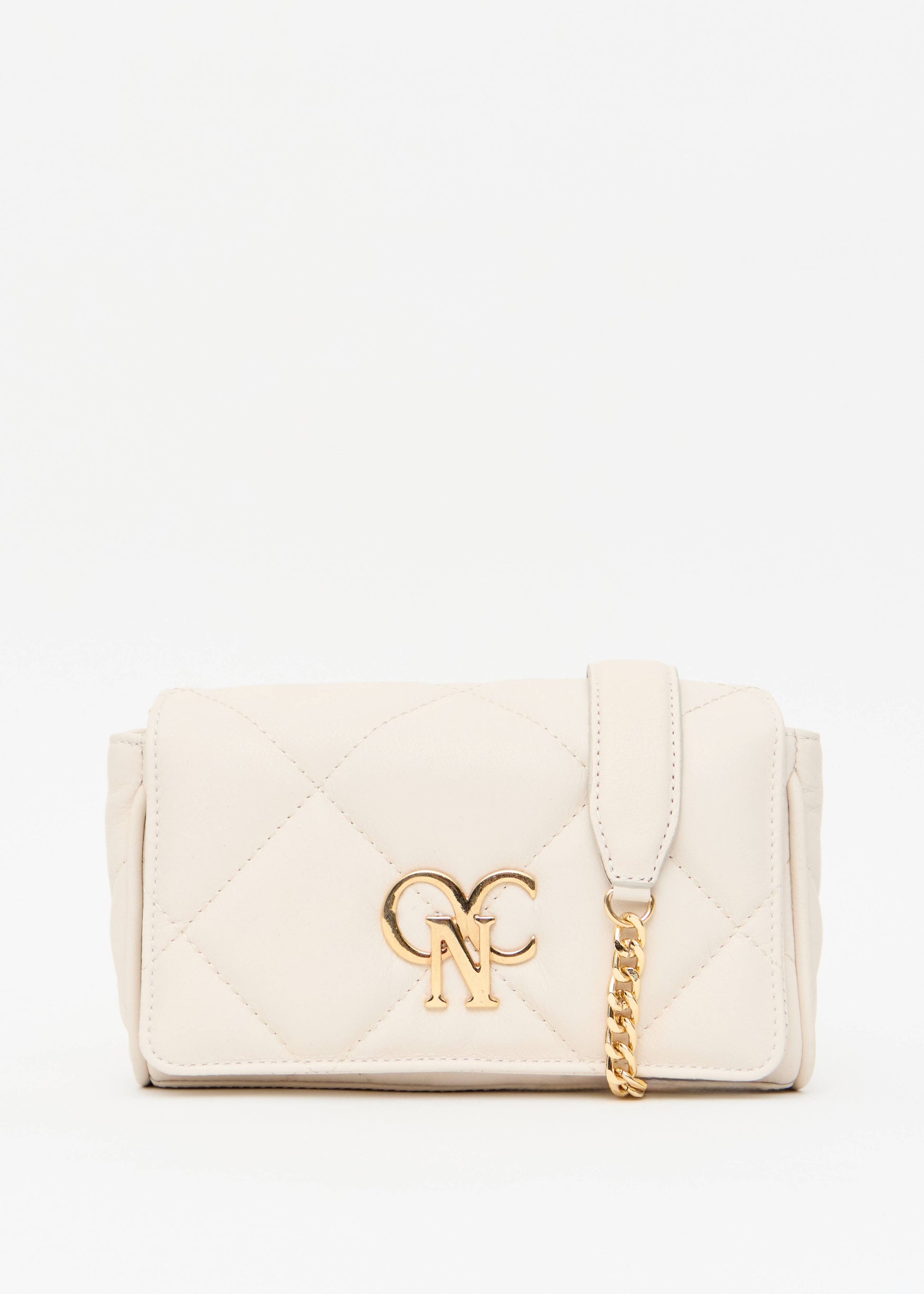 Detalhe monograma OP dourado bolsa matelasse napa off white Onça Preta