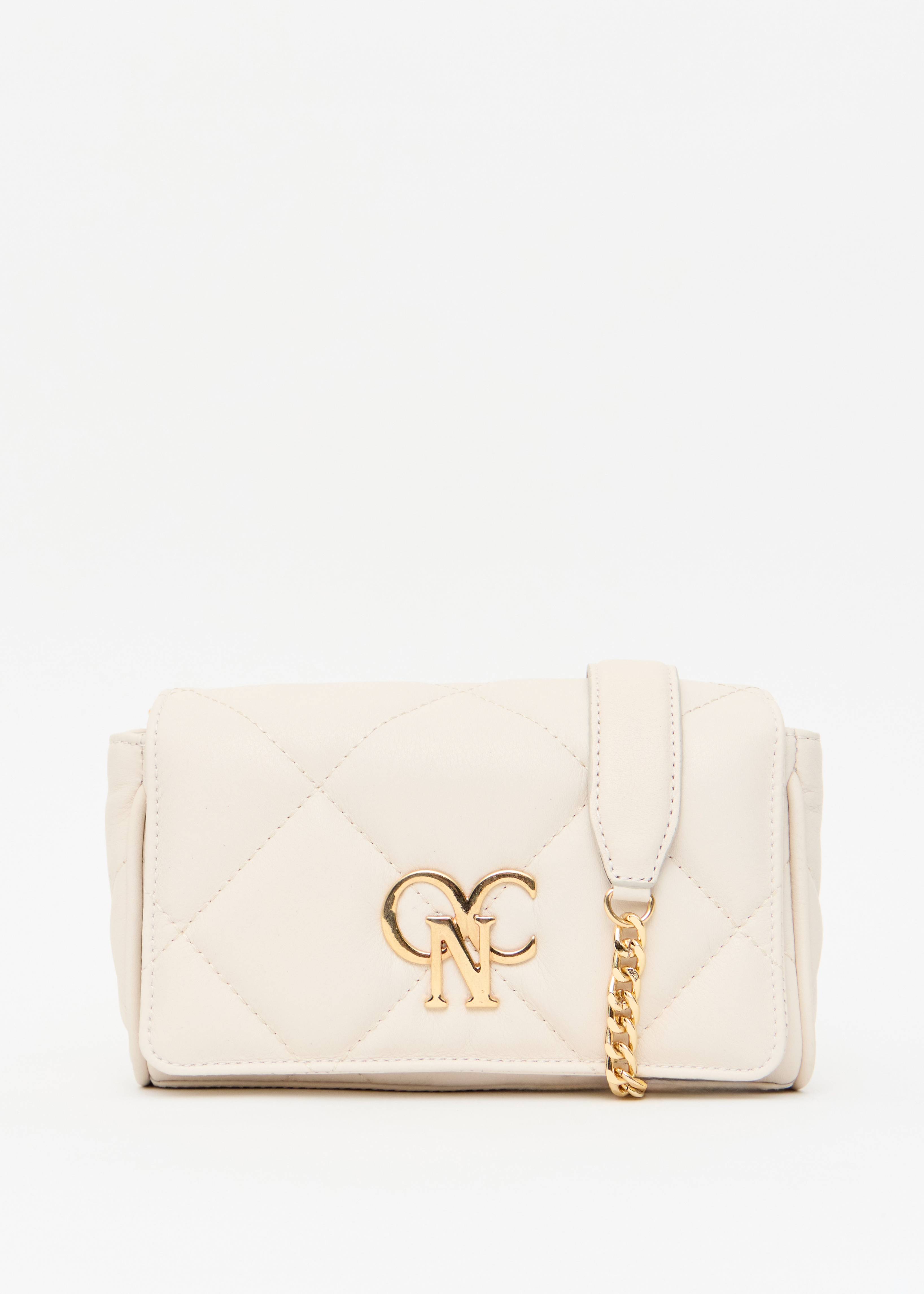 Detalhe monograma OP dourado bolsa matelasse napa off white Onça Preta
