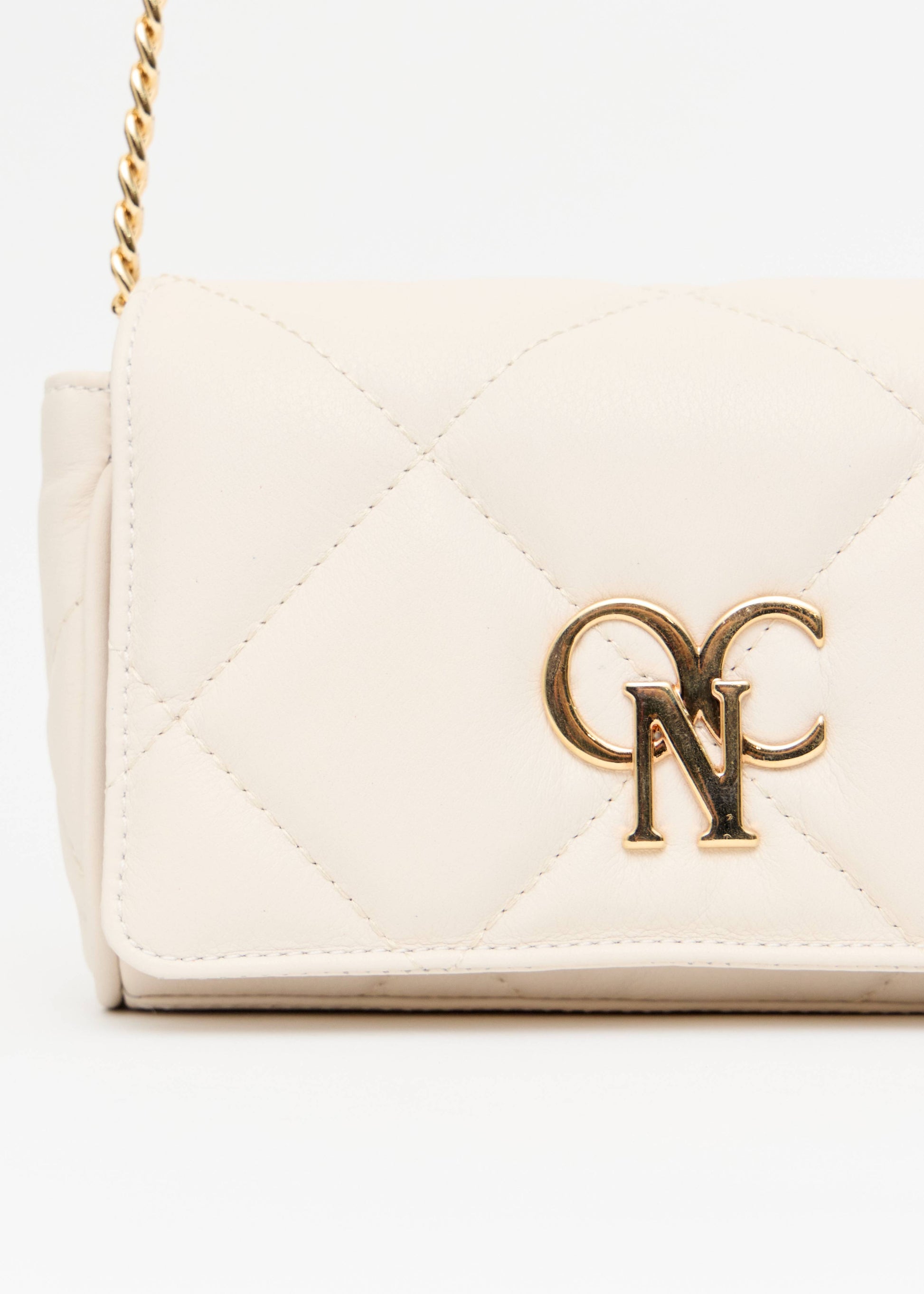Detalhe monograma OP dourado bolsa matelasse napa off white Onça Preta