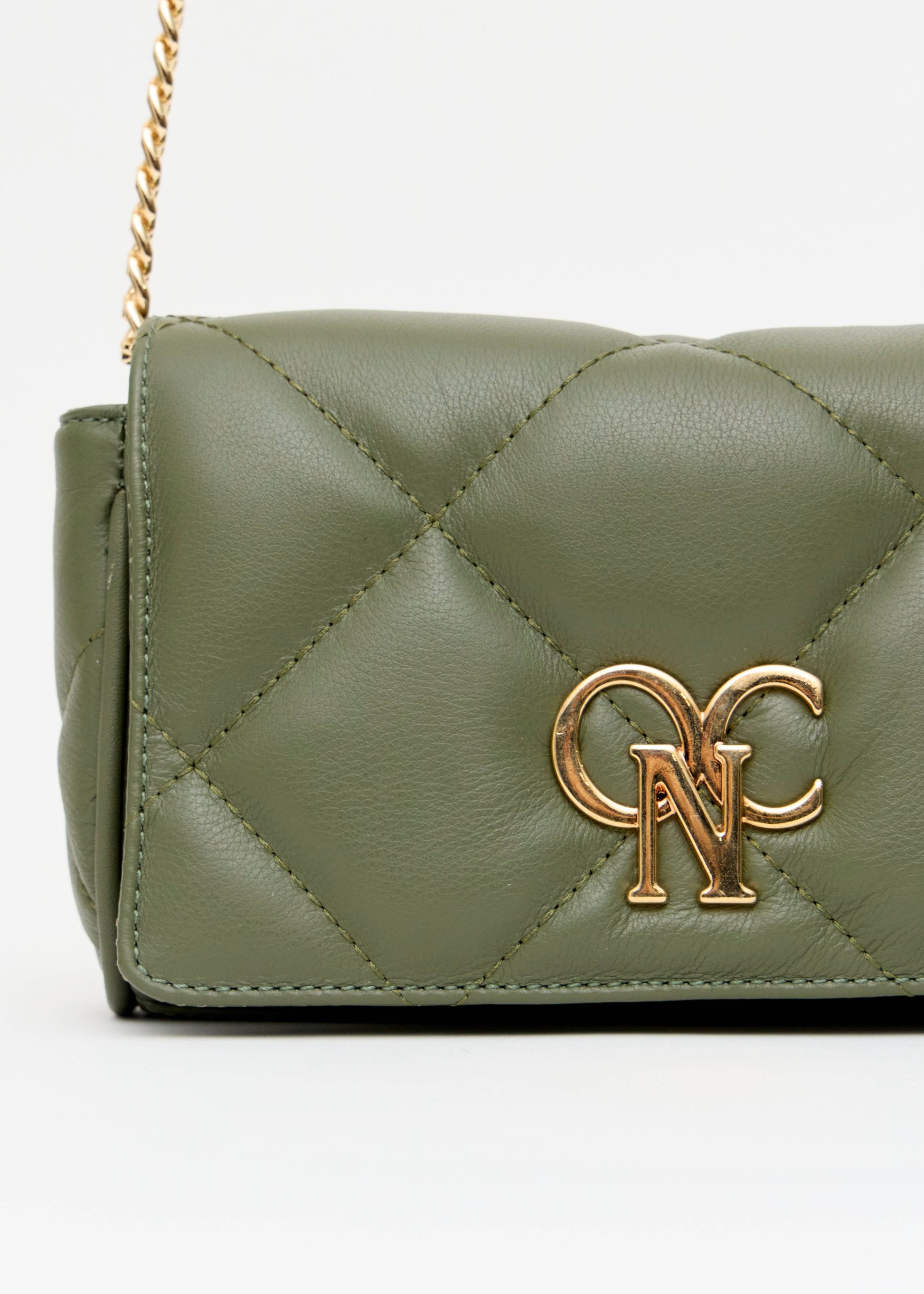 Detalhe monograma OP dourado bolsa matelasse napa verde Onça Preta