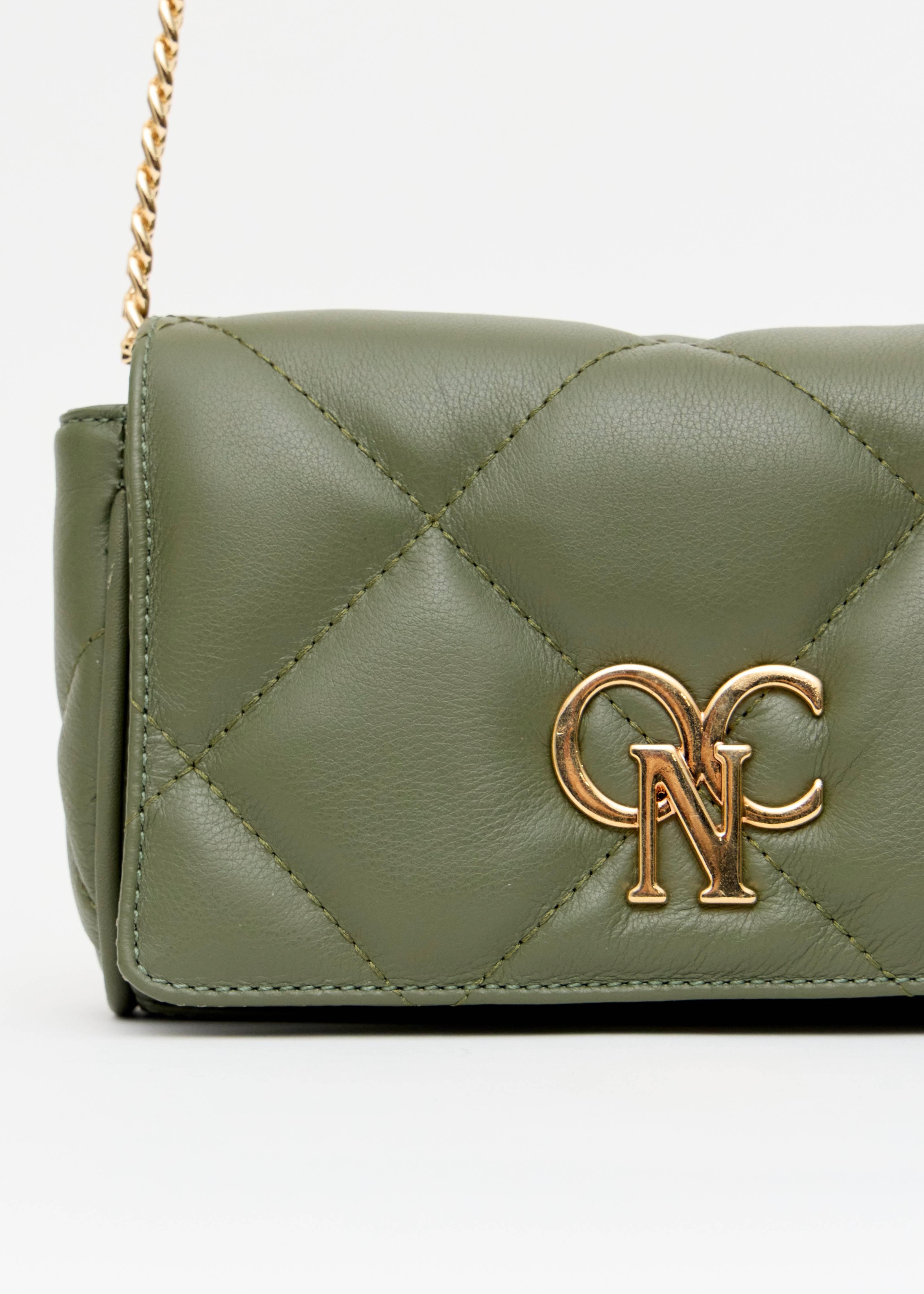 Detalhe monograma OP dourado bolsa matelasse napa verde Onça Preta