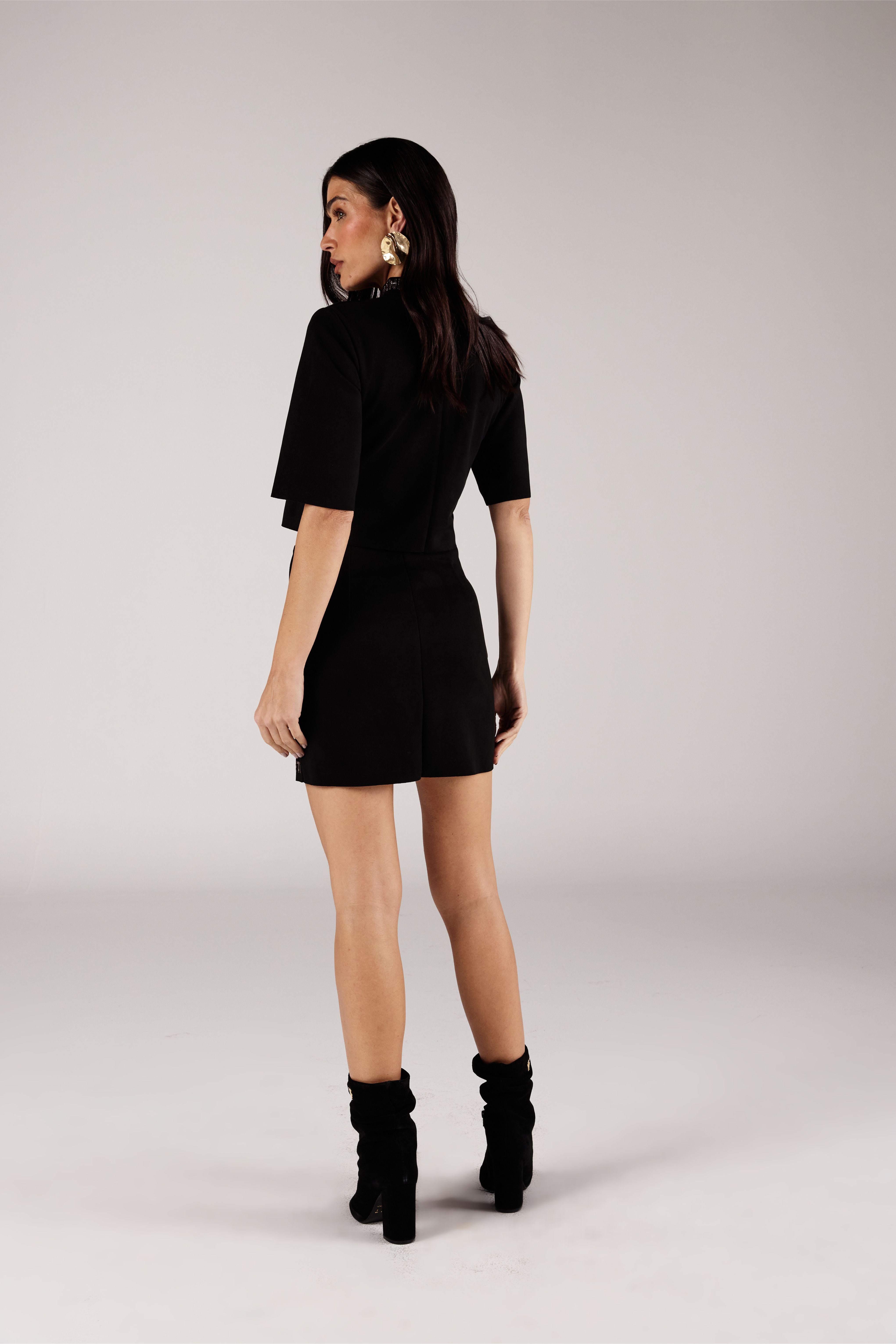 SAIA CURTA FEMININA SOBREPOSTA DETALHE STRASS  ONÇA PRETA