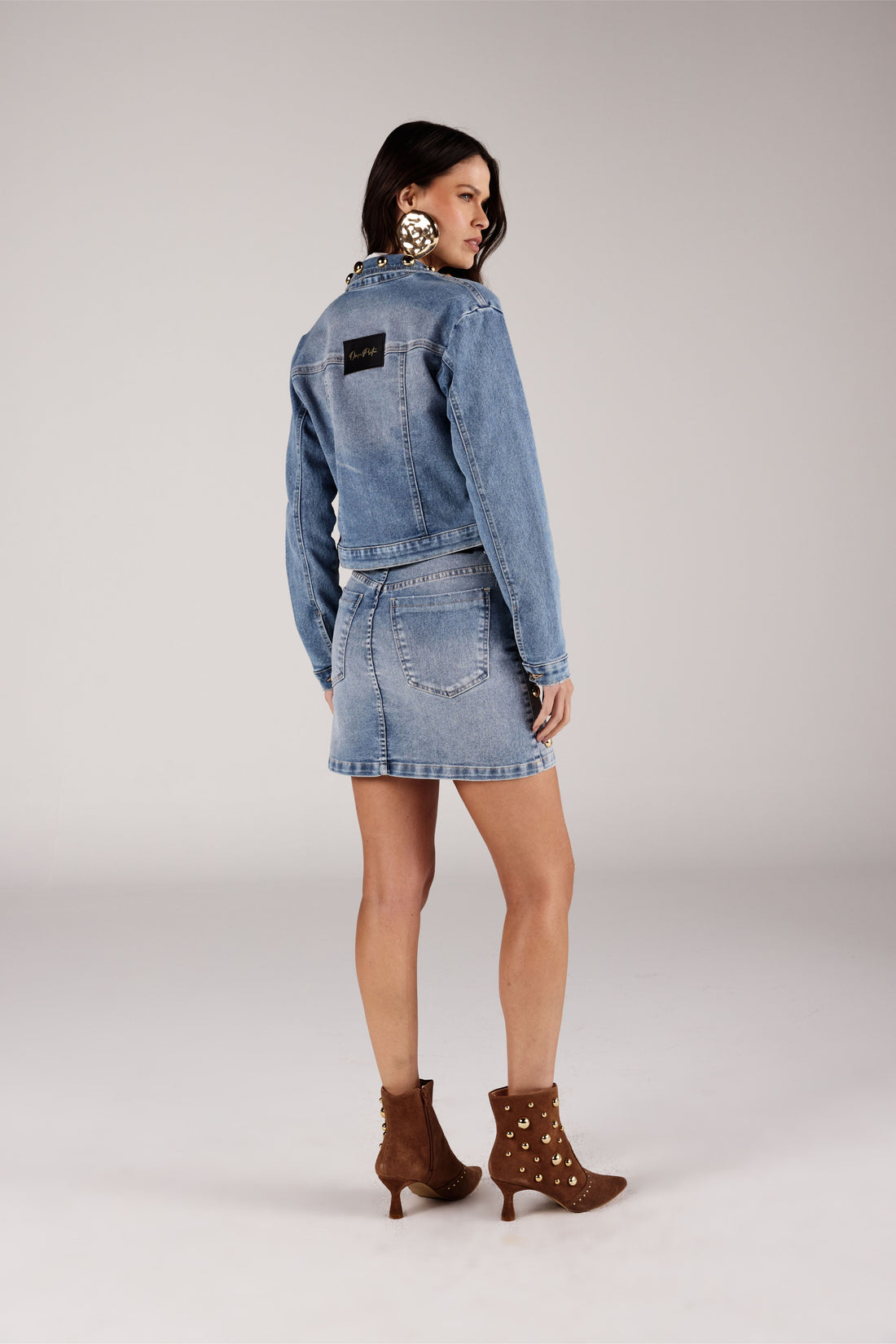 JAQUETA FEMININA TACHAS NA GOLA JEANS ONÇA PRETA