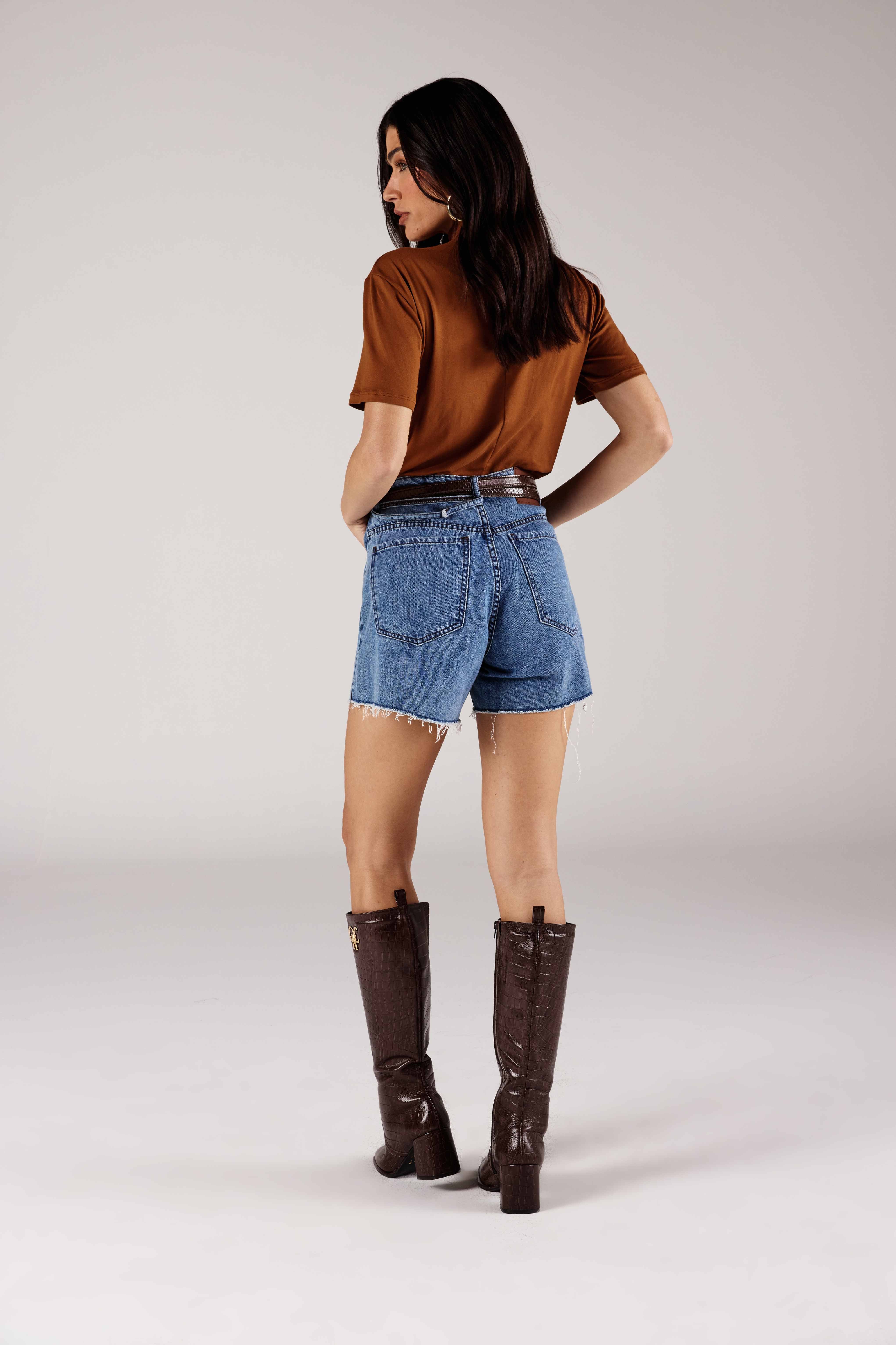 SHORTS FEMININA DETALHE ASSINATURA LAVAÇÃO LATERAL JEANS ONÇA PRETA